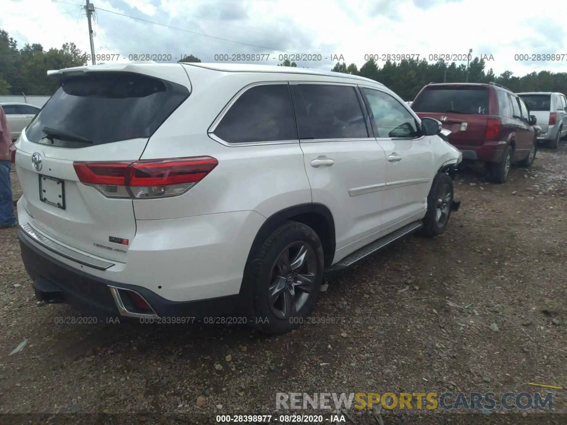 4 Photograph of a damaged car 5TDDZRFH3KS962656 TOYOTA HIGHLANDER 2019