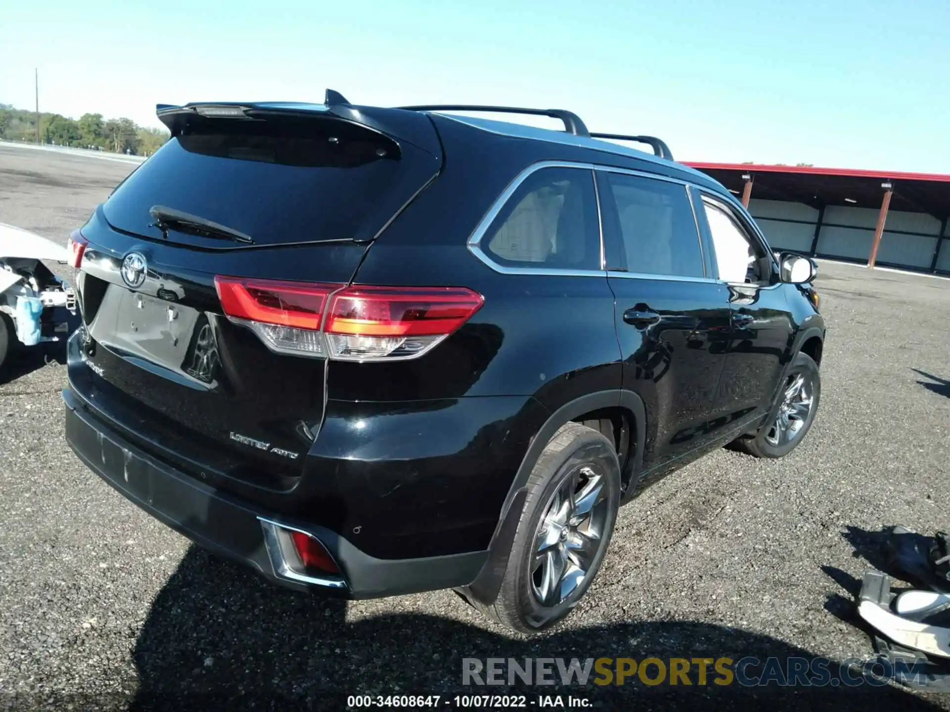 4 Photograph of a damaged car 5TDDZRFH3KS982910 TOYOTA HIGHLANDER 2019