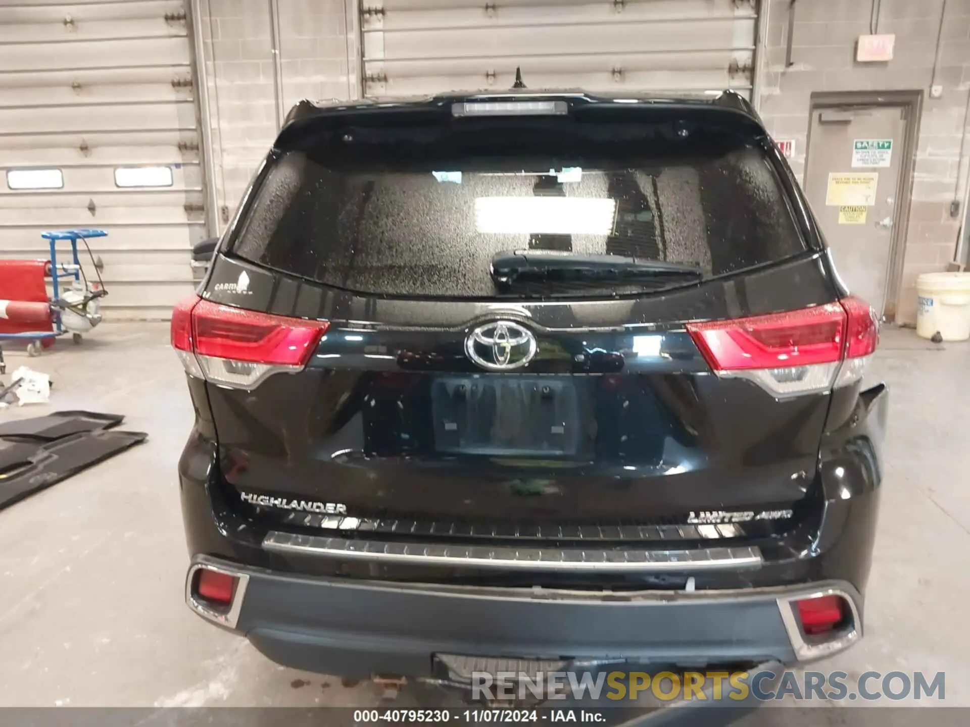 17 Photograph of a damaged car 5TDDZRFH3KS984091 TOYOTA HIGHLANDER 2019