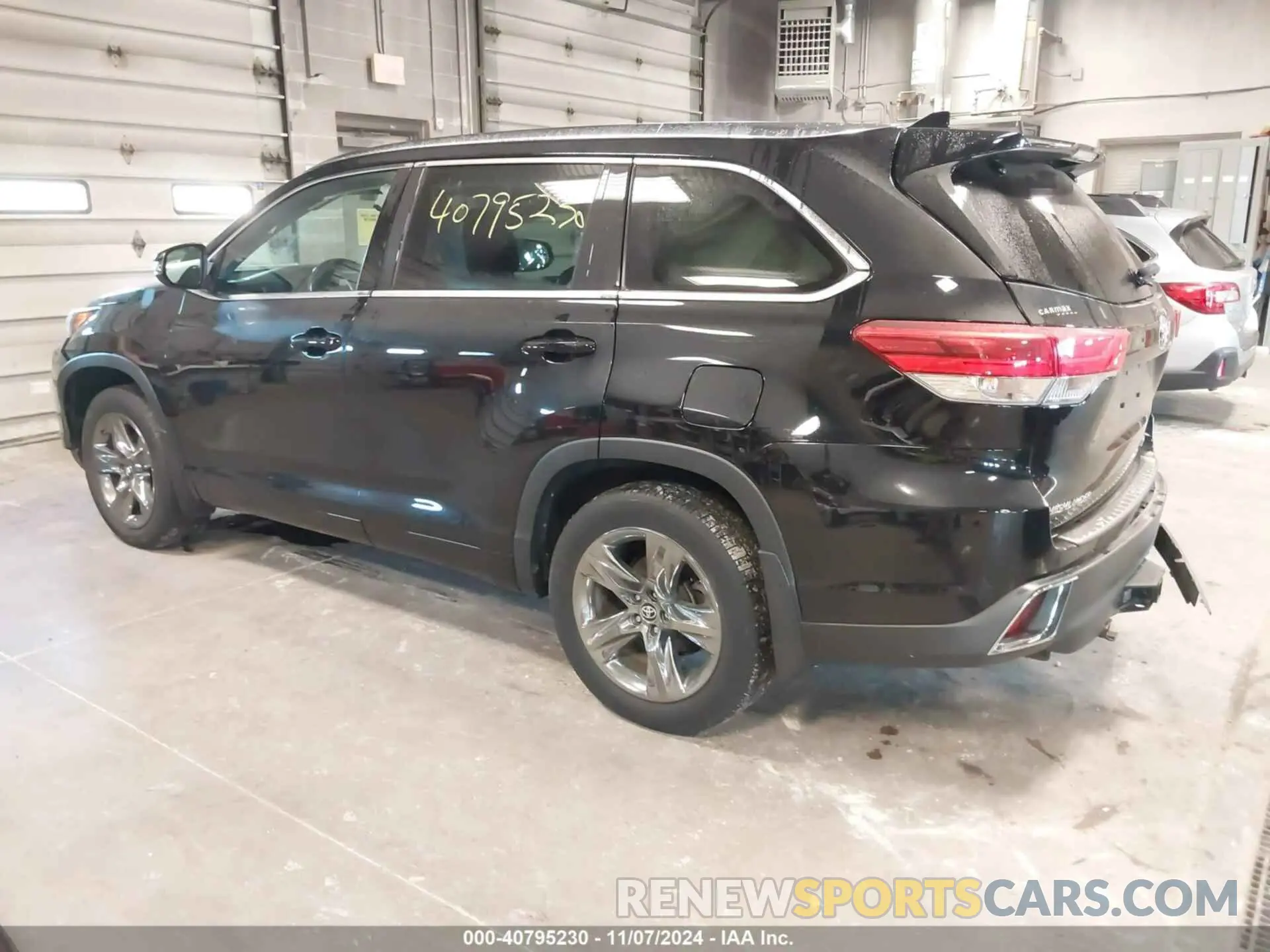 3 Photograph of a damaged car 5TDDZRFH3KS984091 TOYOTA HIGHLANDER 2019