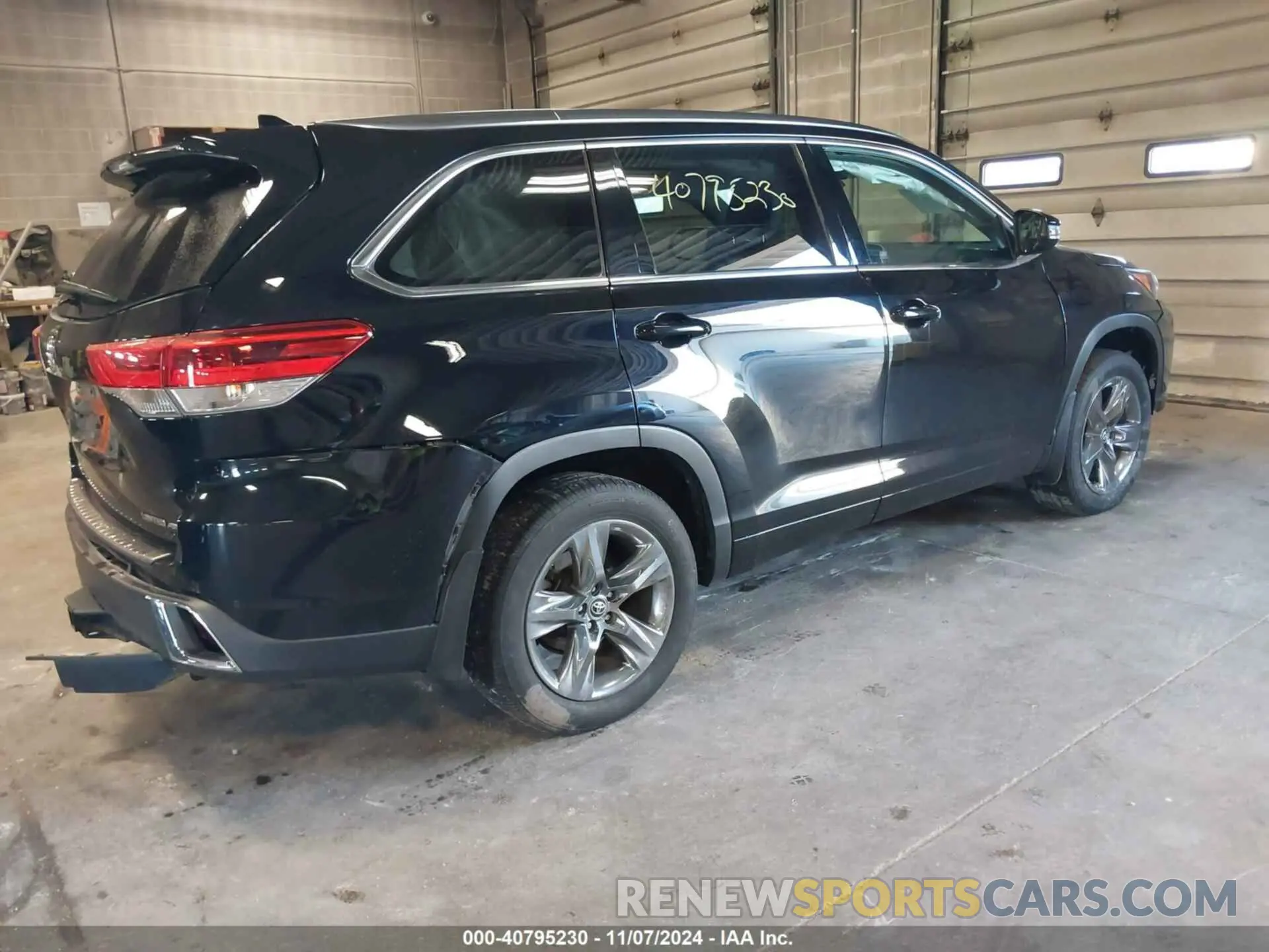 4 Photograph of a damaged car 5TDDZRFH3KS984091 TOYOTA HIGHLANDER 2019