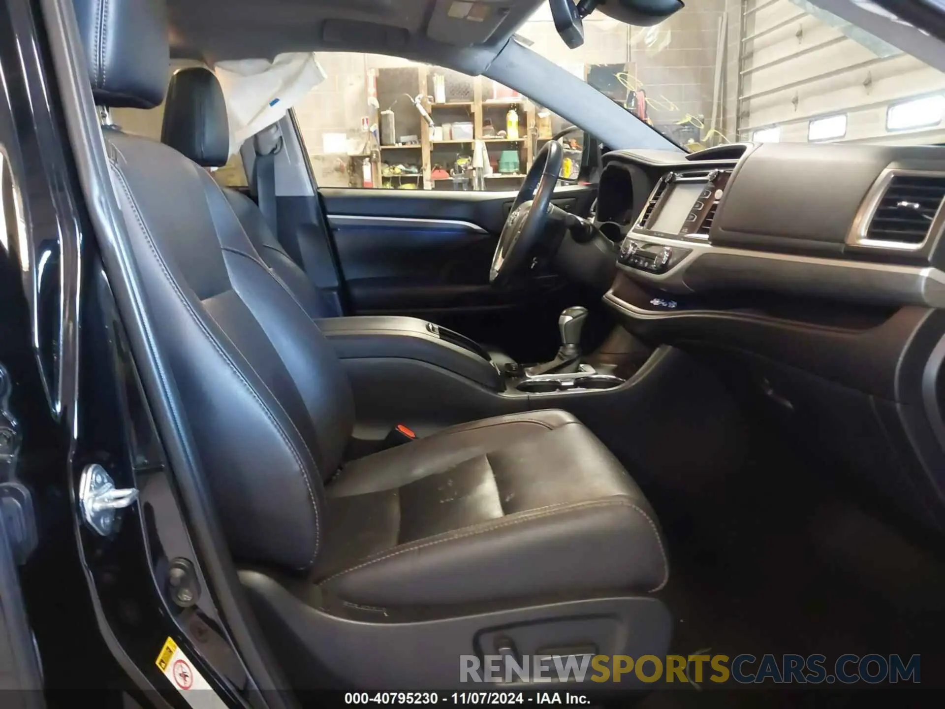 5 Photograph of a damaged car 5TDDZRFH3KS984091 TOYOTA HIGHLANDER 2019