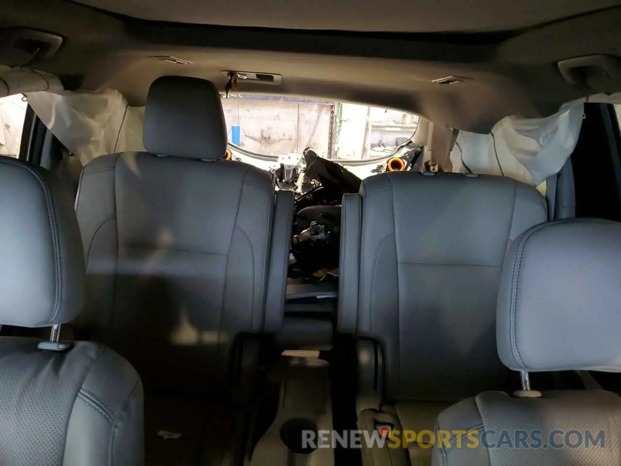 10 Photograph of a damaged car 5TDDZRFH4KS703223 TOYOTA HIGHLANDER 2019