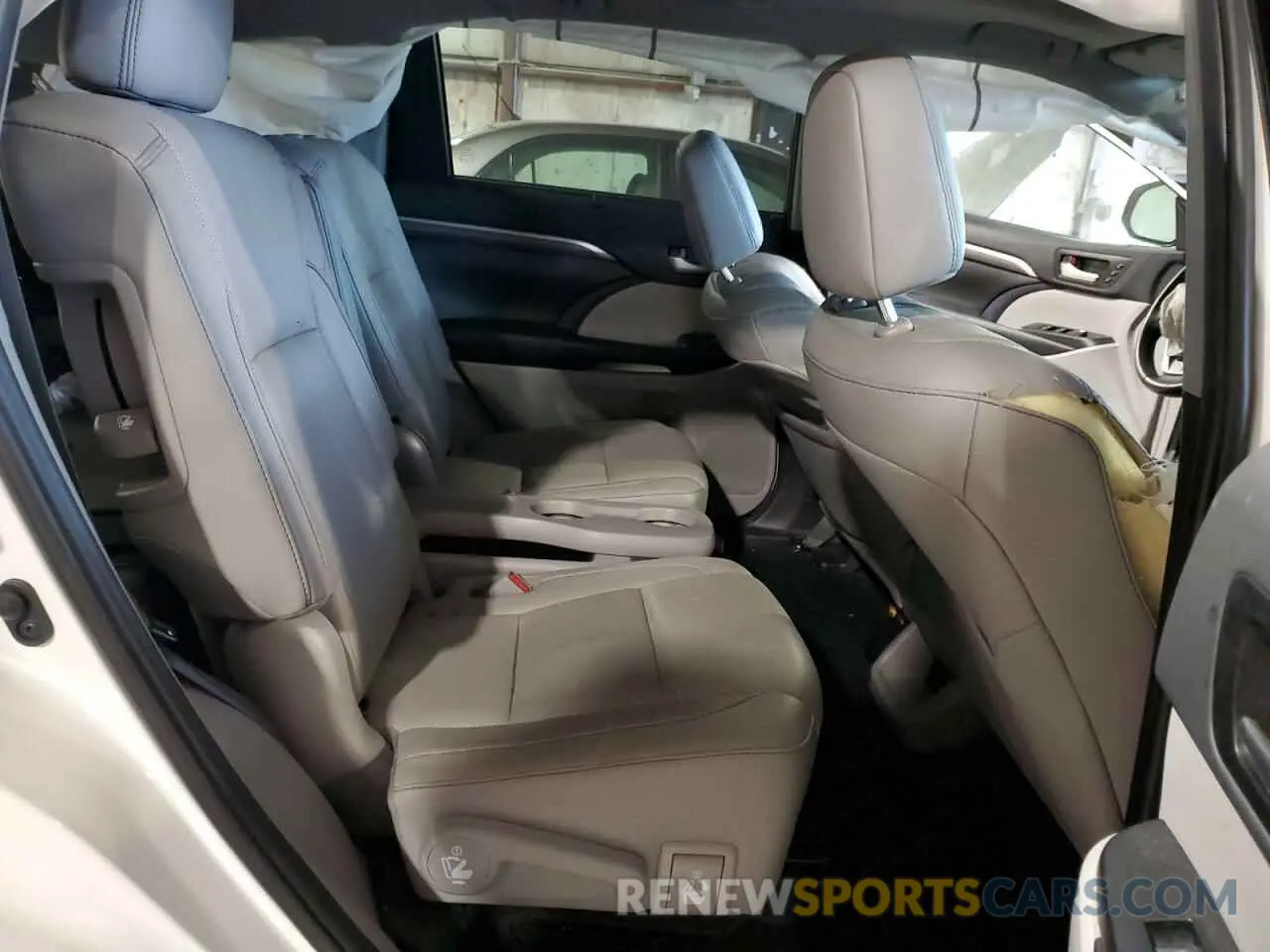 11 Photograph of a damaged car 5TDDZRFH4KS703223 TOYOTA HIGHLANDER 2019