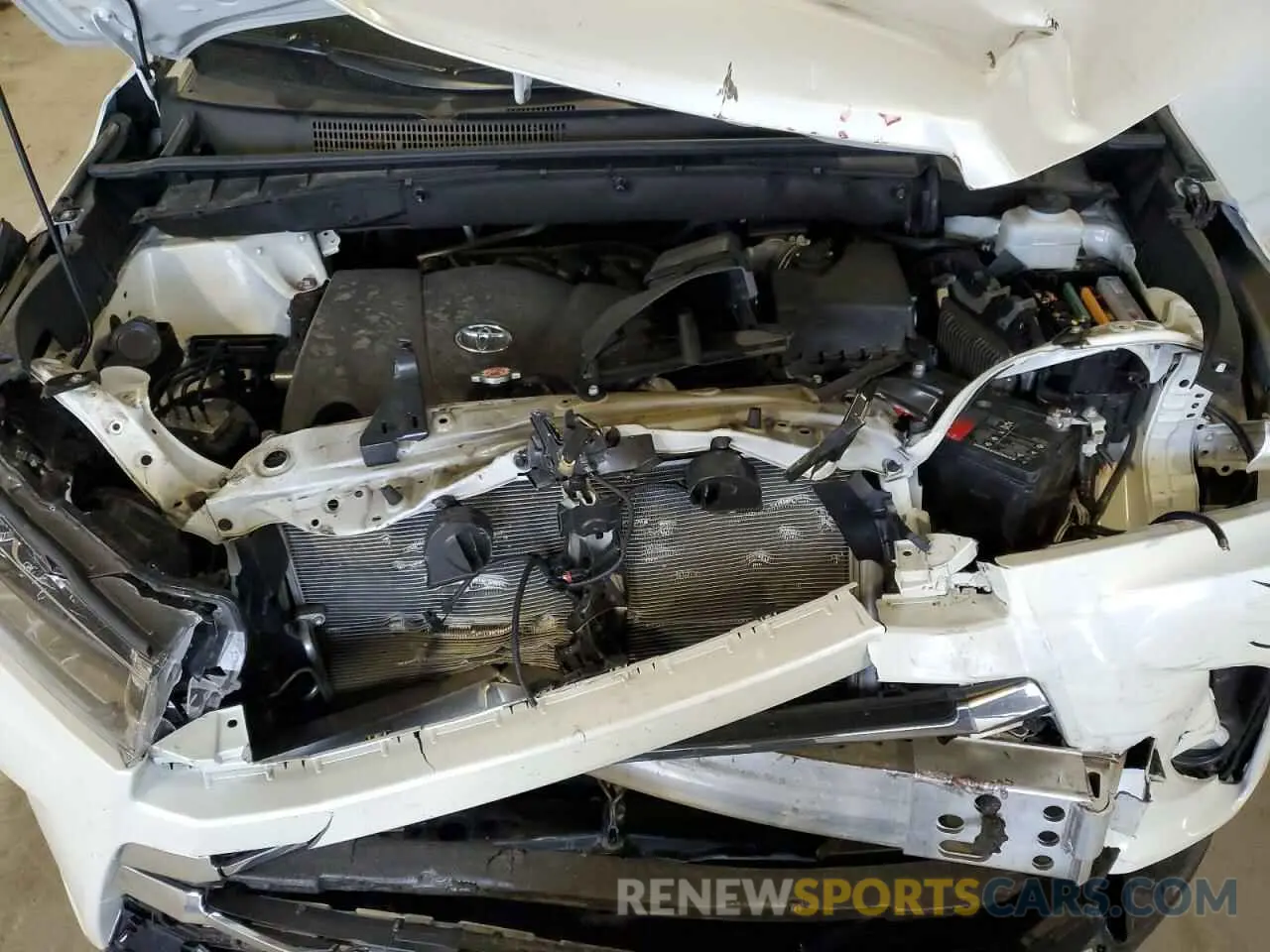 12 Photograph of a damaged car 5TDDZRFH4KS703223 TOYOTA HIGHLANDER 2019