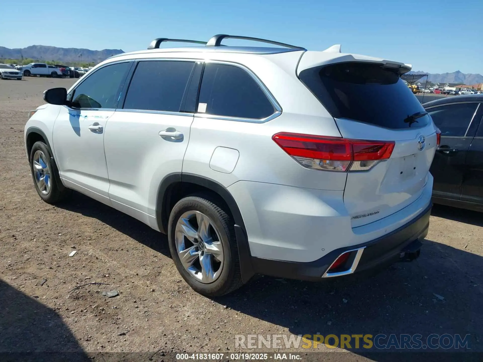 3 Photograph of a damaged car 5TDDZRFH4KS938317 TOYOTA HIGHLANDER 2019