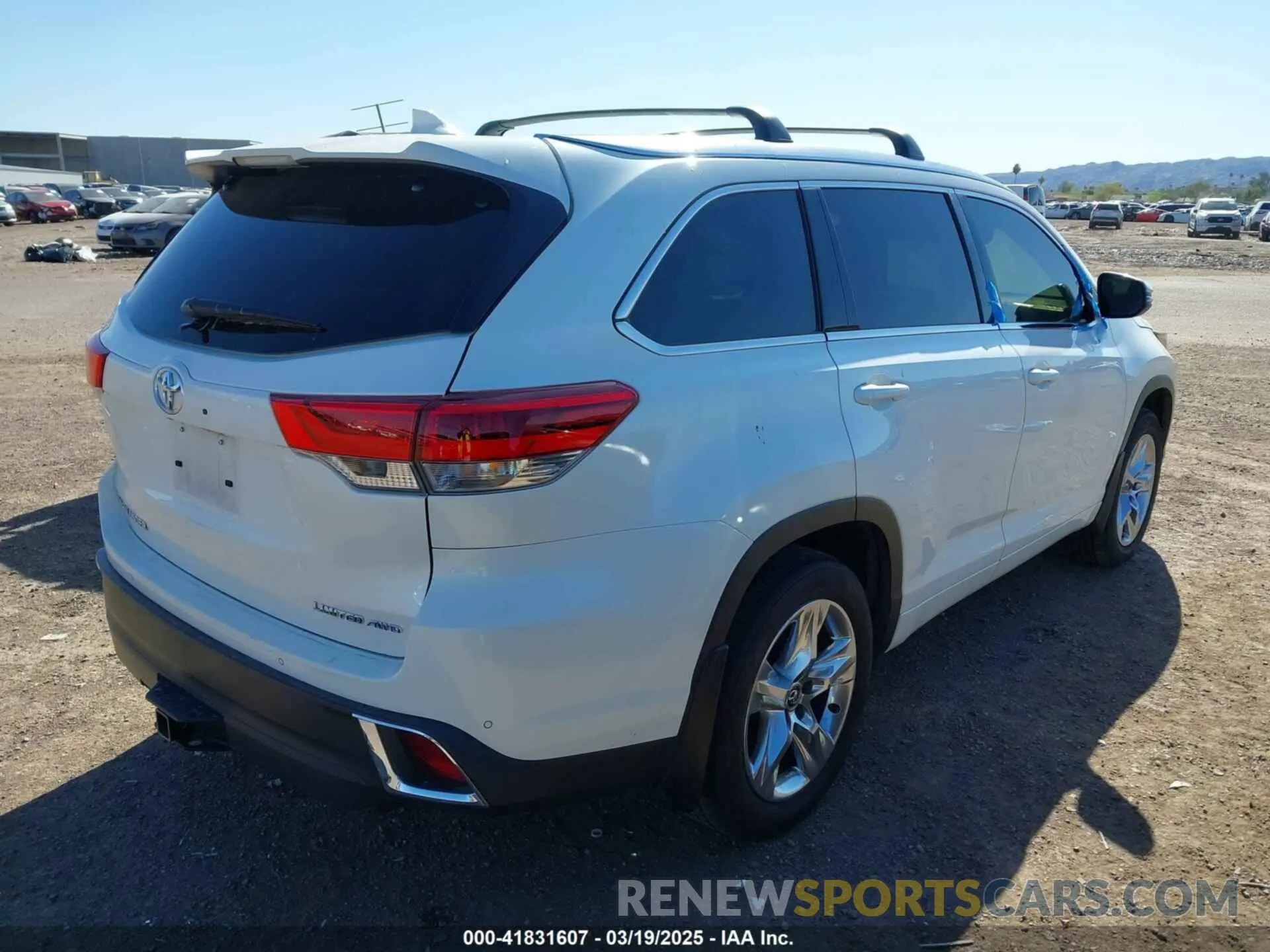 4 Photograph of a damaged car 5TDDZRFH4KS938317 TOYOTA HIGHLANDER 2019