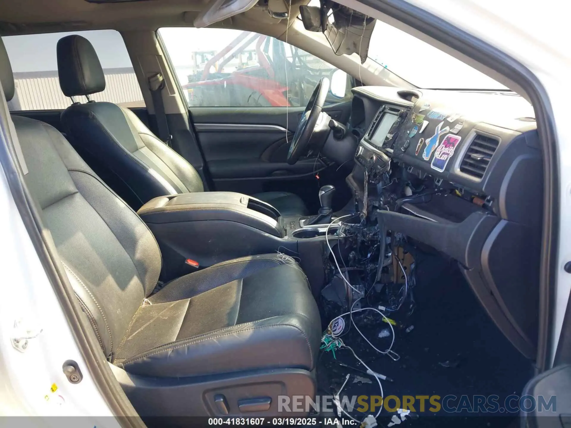5 Photograph of a damaged car 5TDDZRFH4KS938317 TOYOTA HIGHLANDER 2019