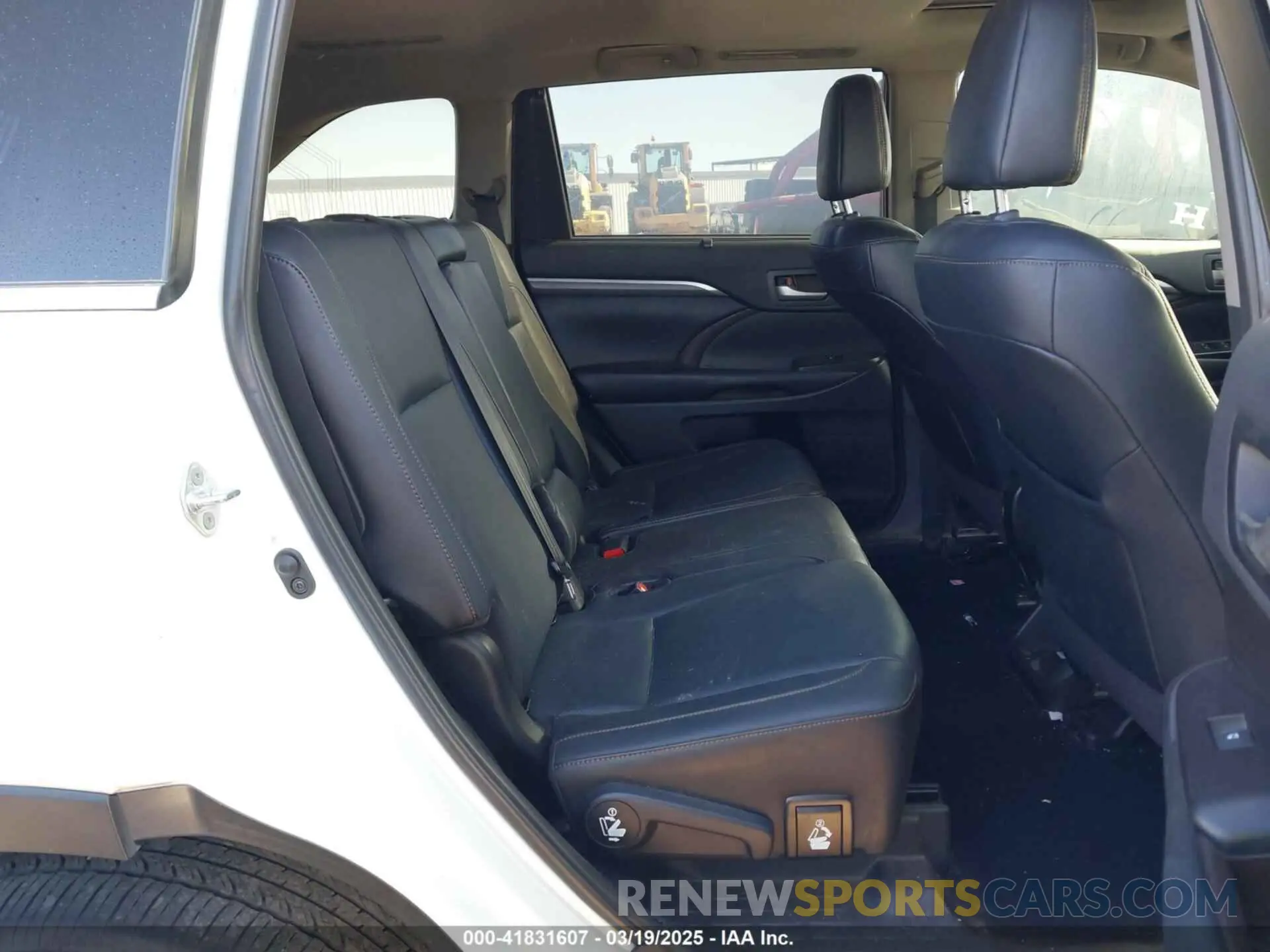 8 Photograph of a damaged car 5TDDZRFH4KS938317 TOYOTA HIGHLANDER 2019