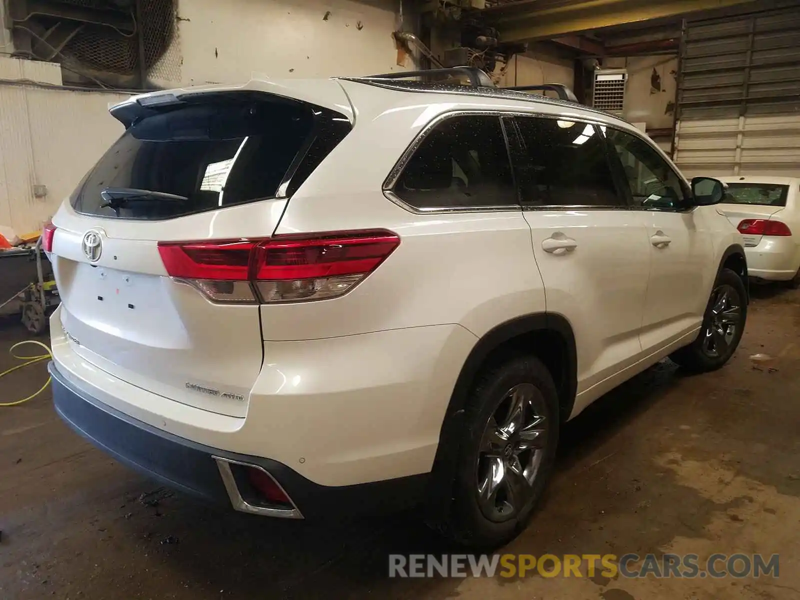 4 Photograph of a damaged car 5TDDZRFH4KS940696 TOYOTA HIGHLANDER 2019