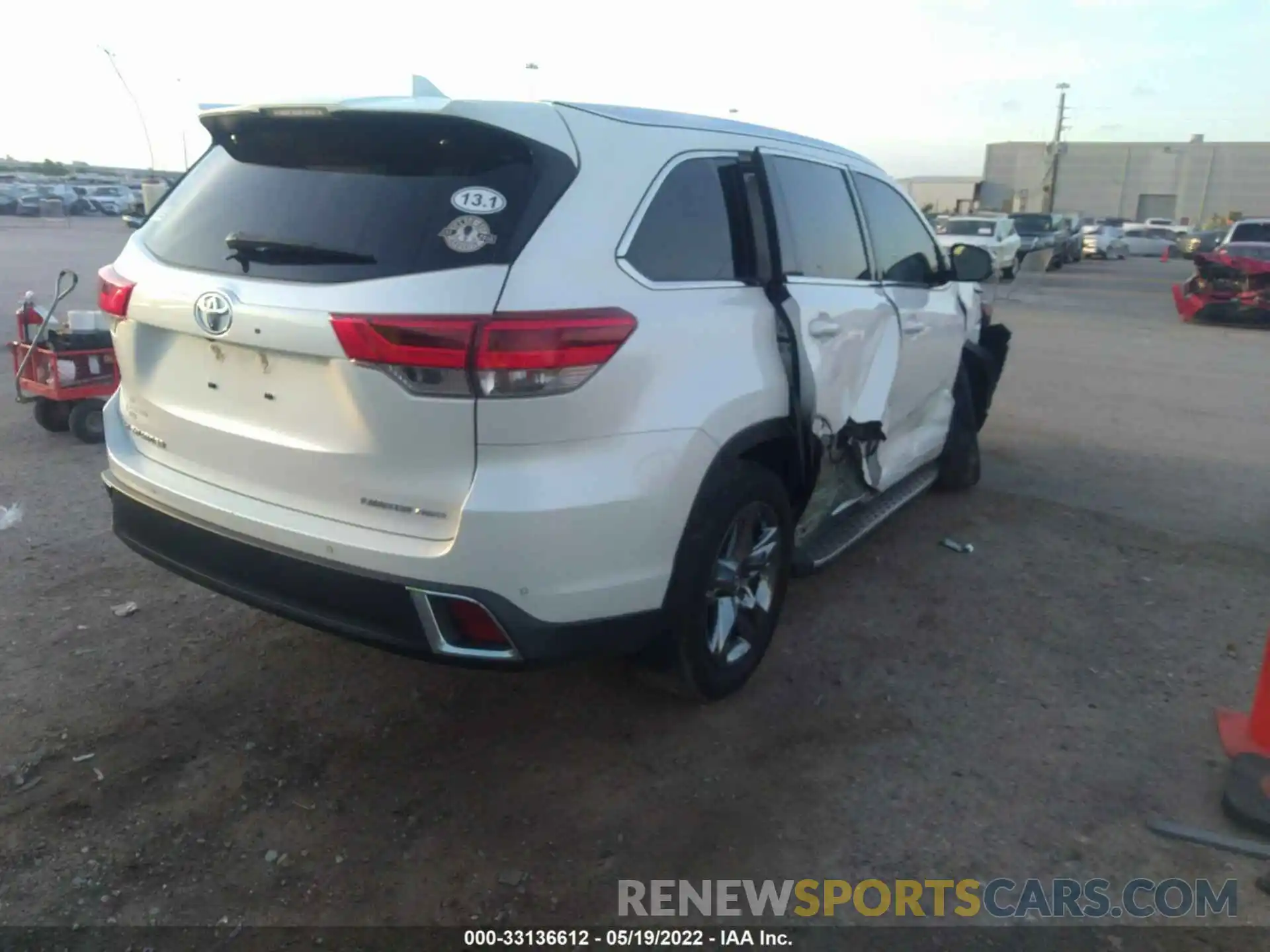 4 Photograph of a damaged car 5TDDZRFH4KS972886 TOYOTA HIGHLANDER 2019