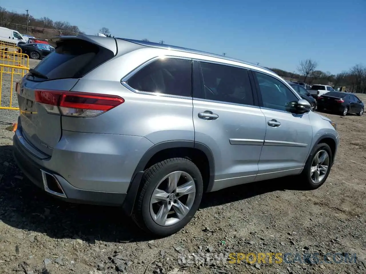 3 Photograph of a damaged car 5TDDZRFH4KS976999 TOYOTA HIGHLANDER 2019