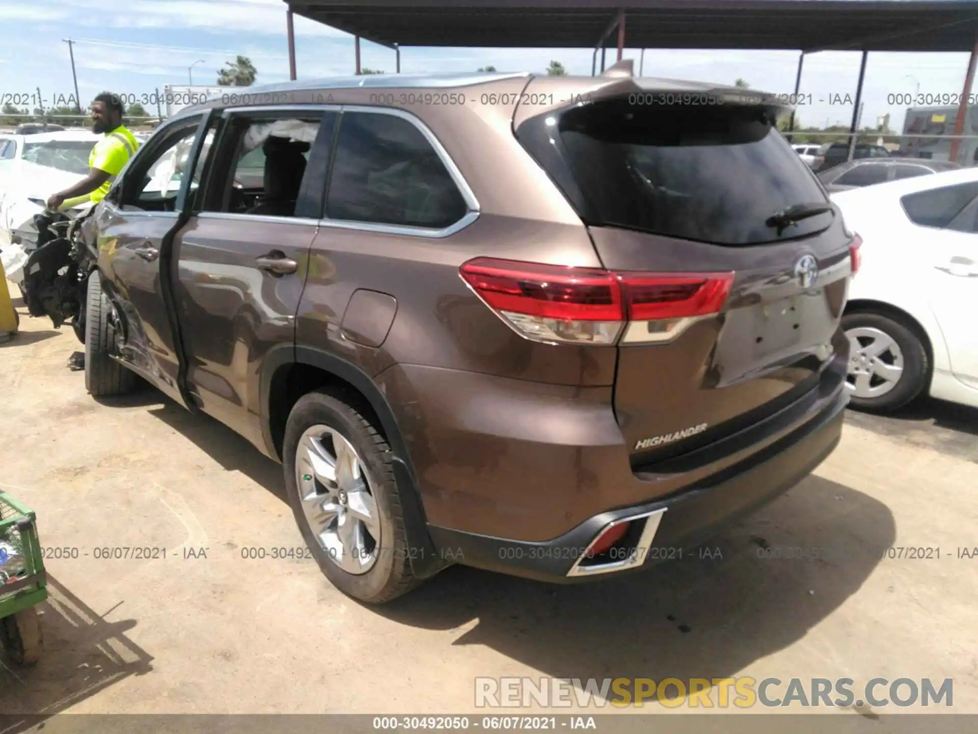 3 Photograph of a damaged car 5TDDZRFH4KS996962 TOYOTA HIGHLANDER 2019