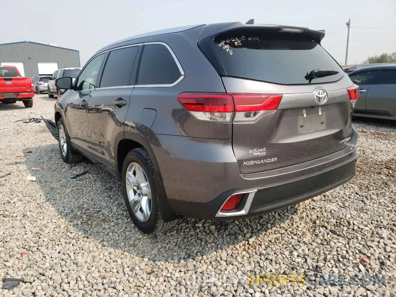 3 Photograph of a damaged car 5TDDZRFH5KS706633 TOYOTA HIGHLANDER 2019