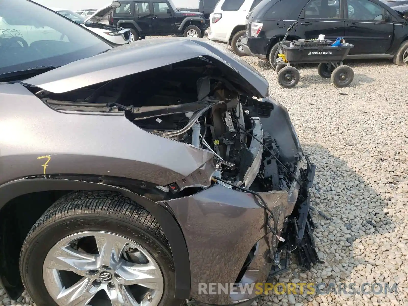 9 Photograph of a damaged car 5TDDZRFH5KS706633 TOYOTA HIGHLANDER 2019