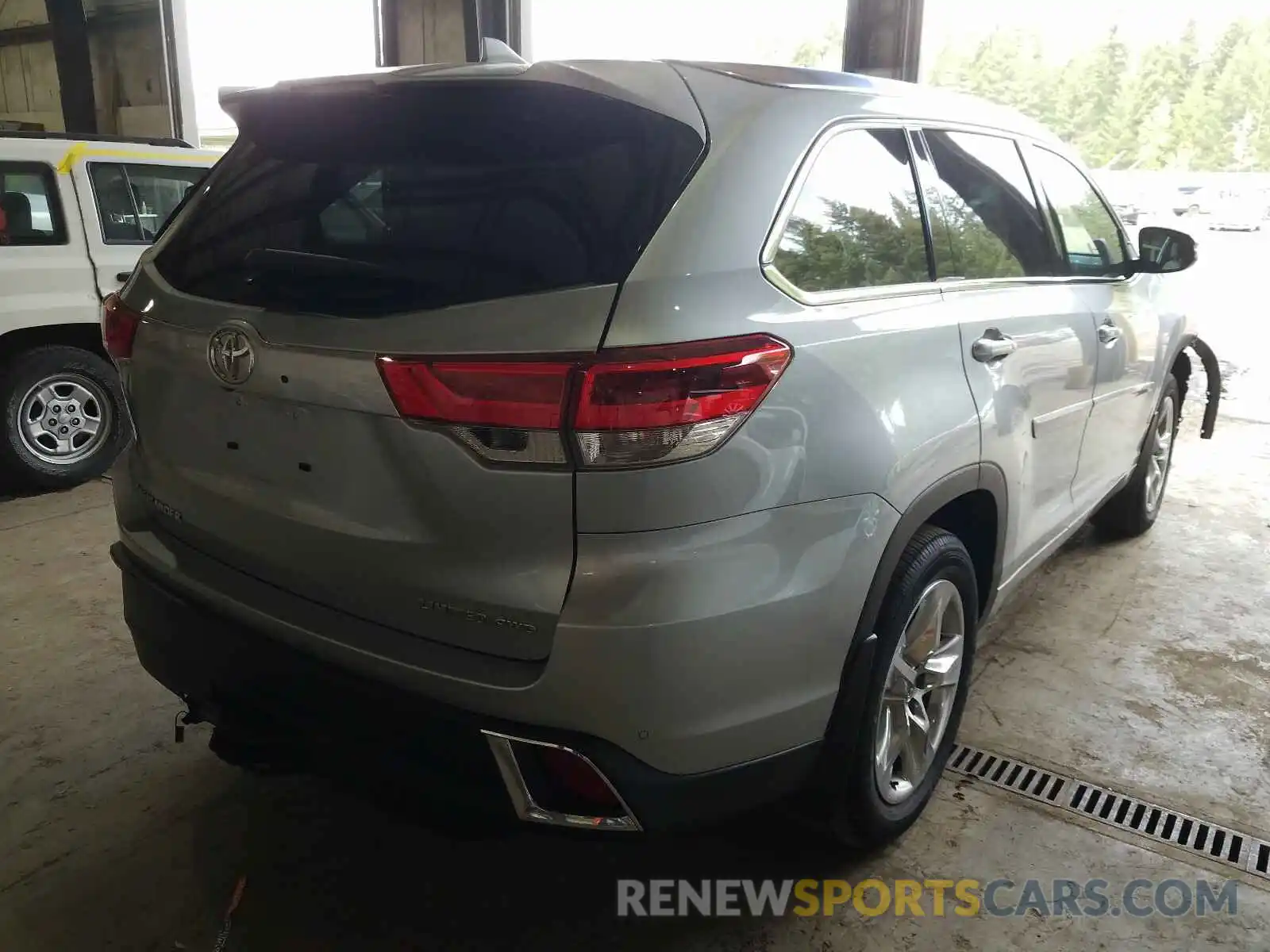 4 Photograph of a damaged car 5TDDZRFH5KS708107 TOYOTA HIGHLANDER 2019