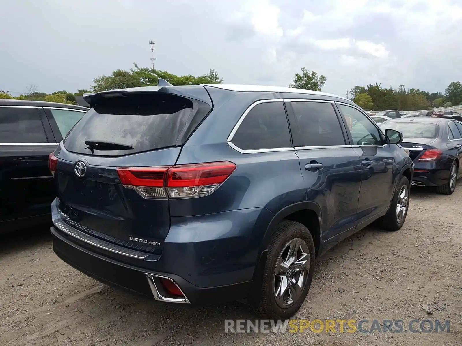 4 Photograph of a damaged car 5TDDZRFH5KS742242 TOYOTA HIGHLANDER 2019