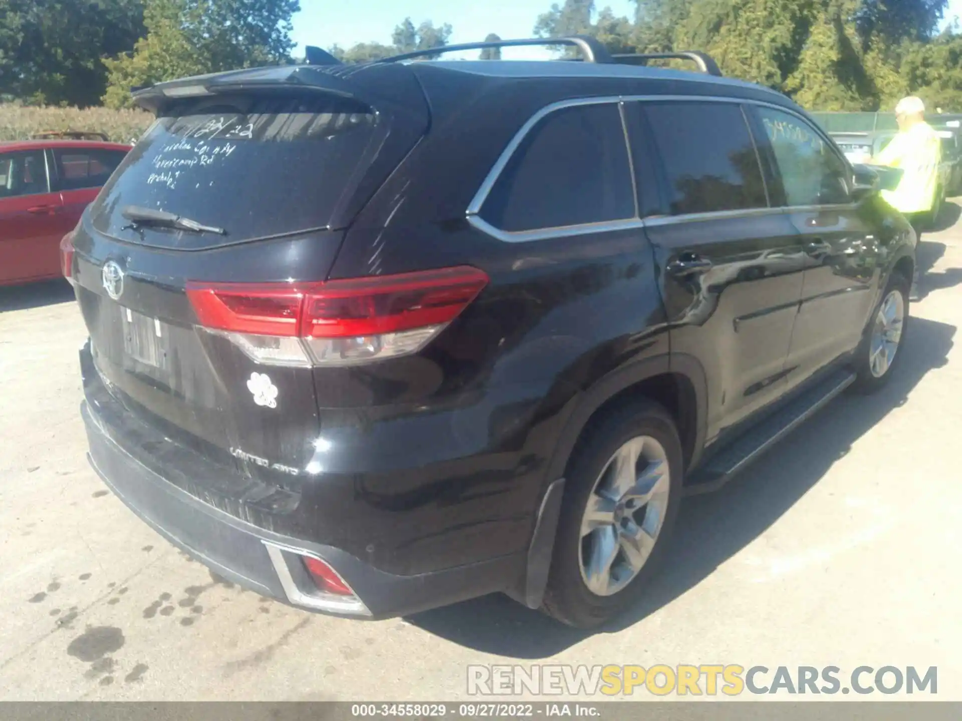 4 Photograph of a damaged car 5TDDZRFH5KS931148 TOYOTA HIGHLANDER 2019