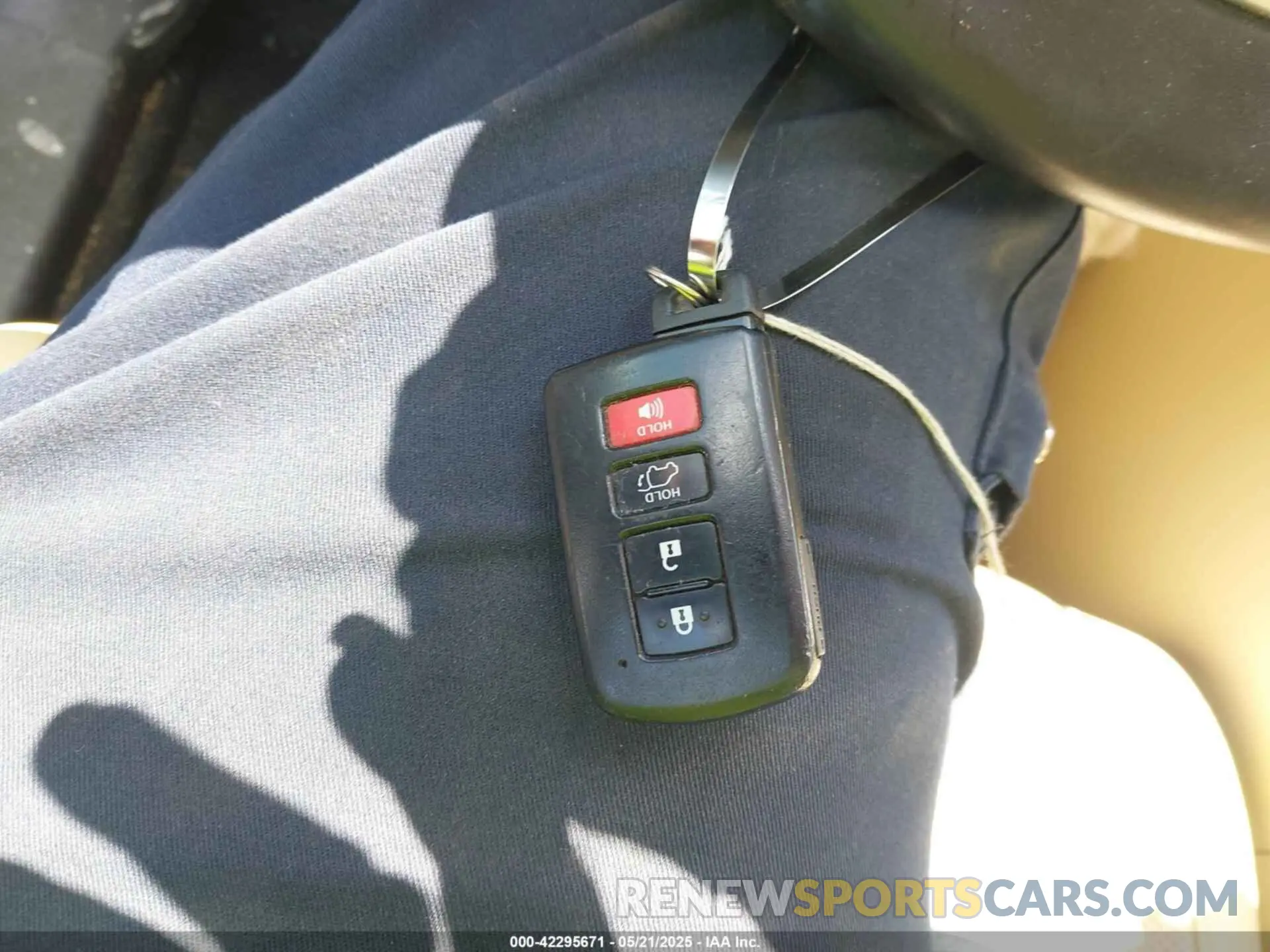 11 Photograph of a damaged car 5TDDZRFH5KS950783 TOYOTA HIGHLANDER 2019