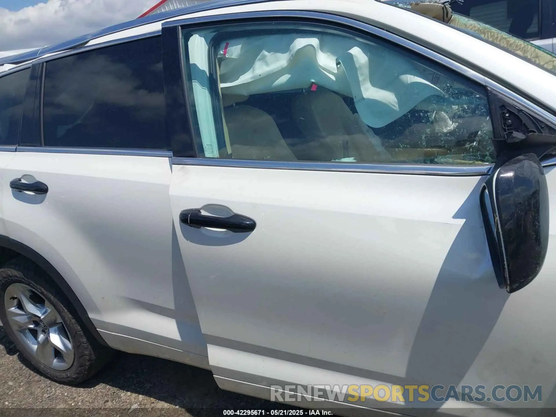 13 Photograph of a damaged car 5TDDZRFH5KS950783 TOYOTA HIGHLANDER 2019