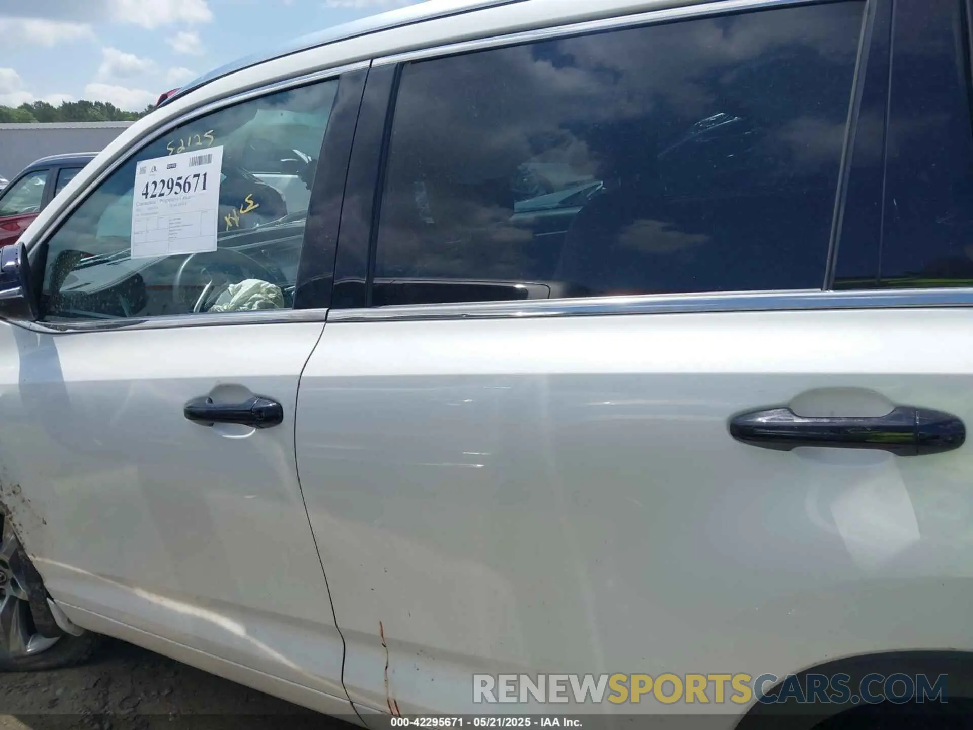 14 Photograph of a damaged car 5TDDZRFH5KS950783 TOYOTA HIGHLANDER 2019