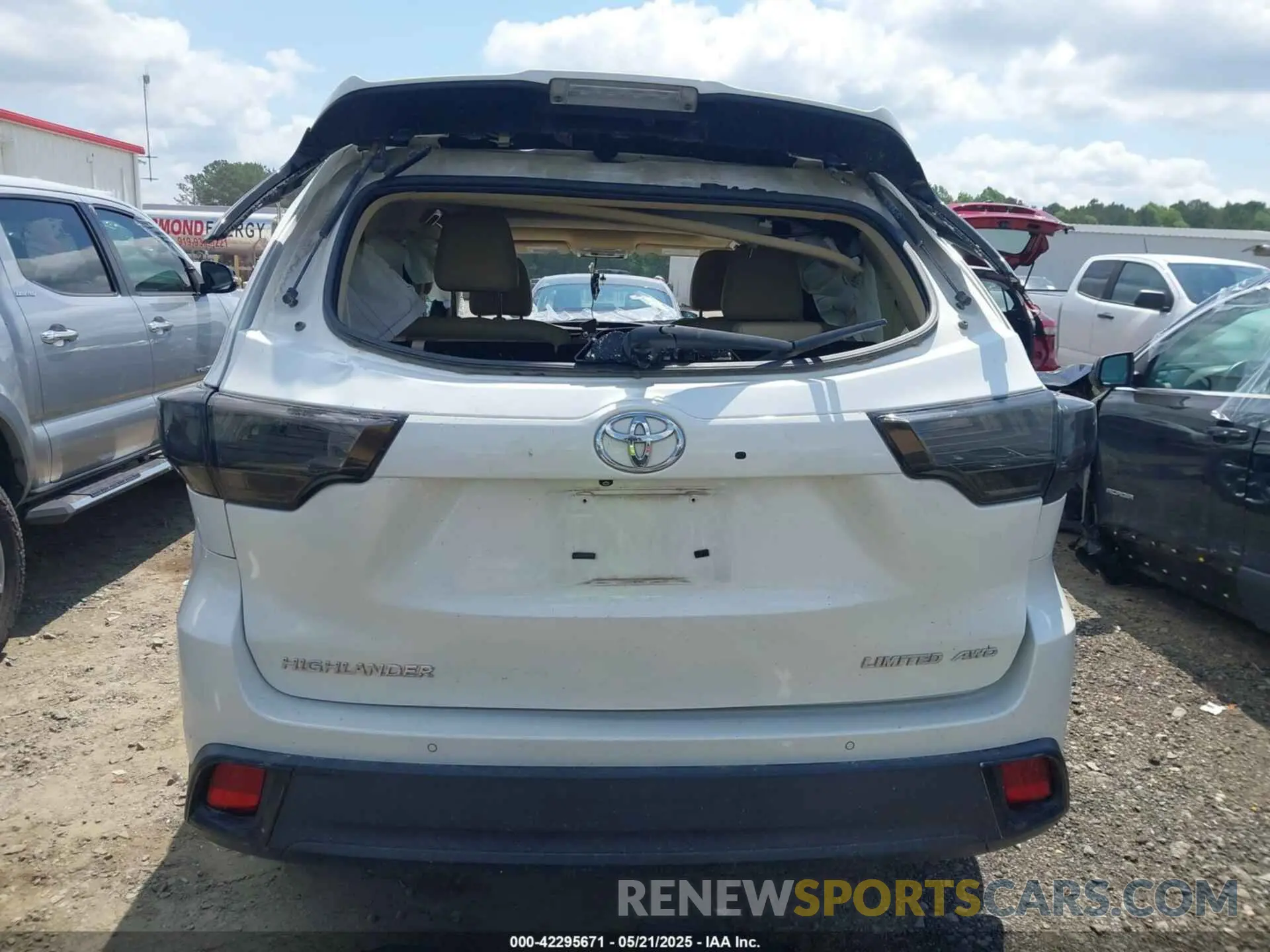 16 Photograph of a damaged car 5TDDZRFH5KS950783 TOYOTA HIGHLANDER 2019