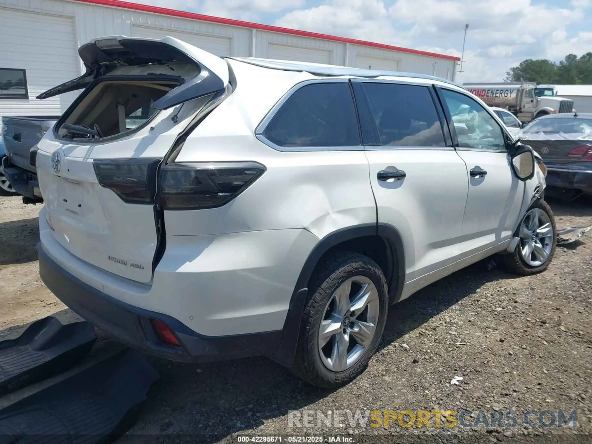 4 Photograph of a damaged car 5TDDZRFH5KS950783 TOYOTA HIGHLANDER 2019