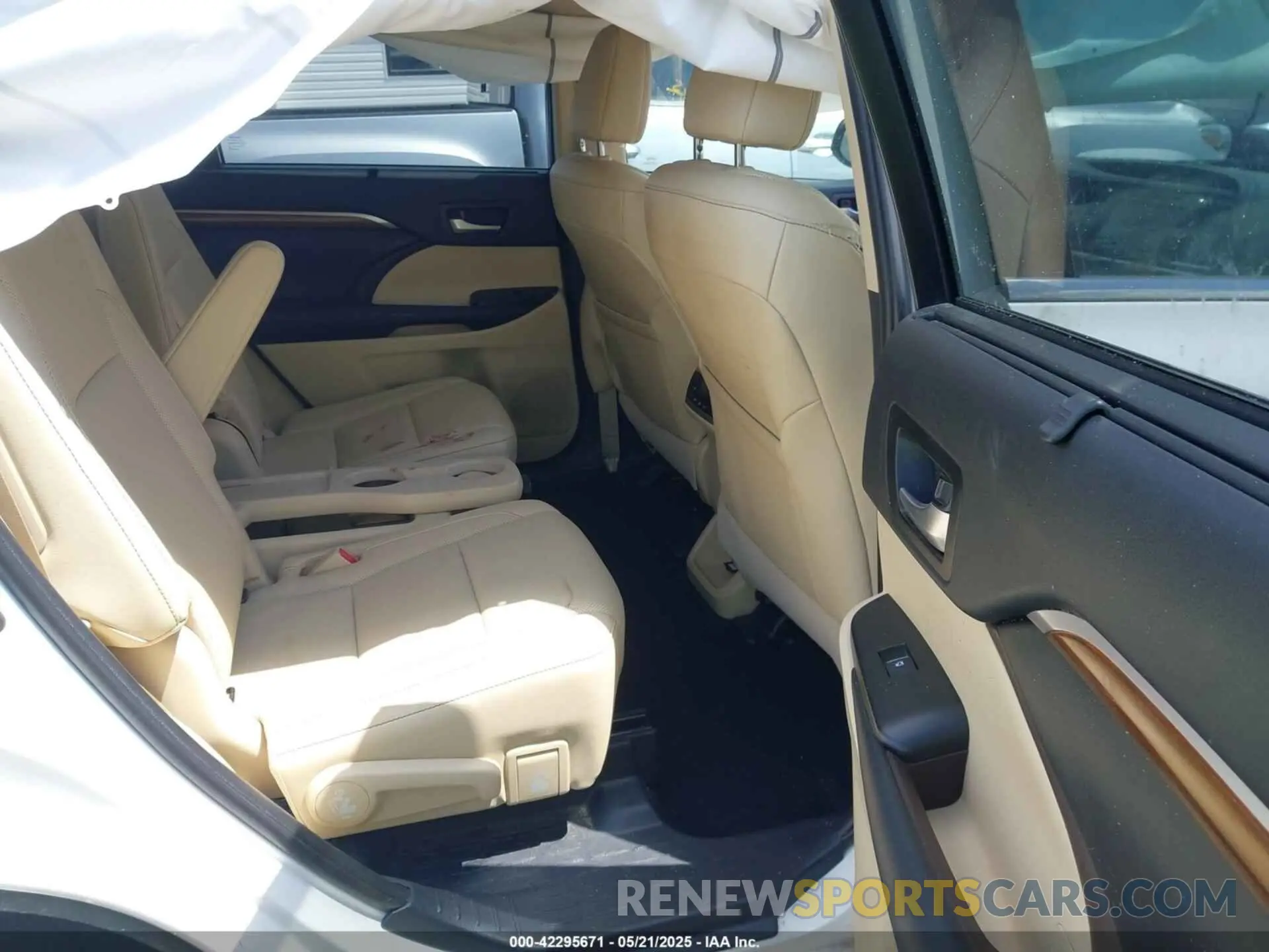 8 Photograph of a damaged car 5TDDZRFH5KS950783 TOYOTA HIGHLANDER 2019