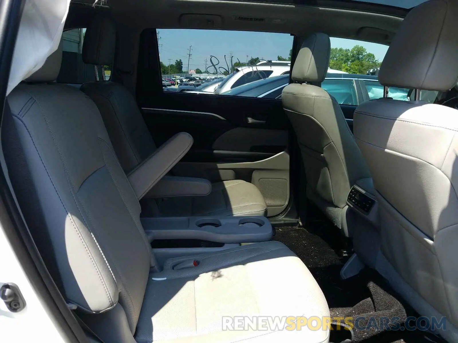 6 Photograph of a damaged car 5TDDZRFH5KS955031 TOYOTA HIGHLANDER 2019