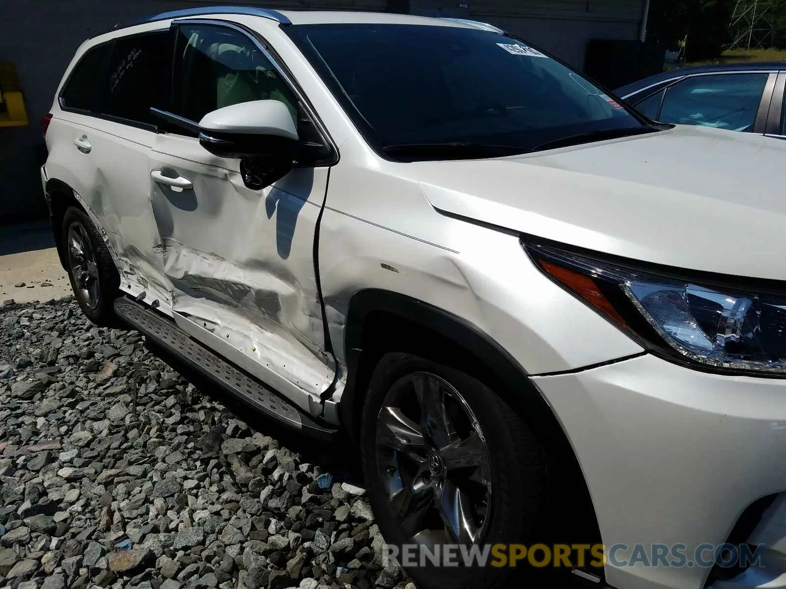 9 Photograph of a damaged car 5TDDZRFH5KS955031 TOYOTA HIGHLANDER 2019