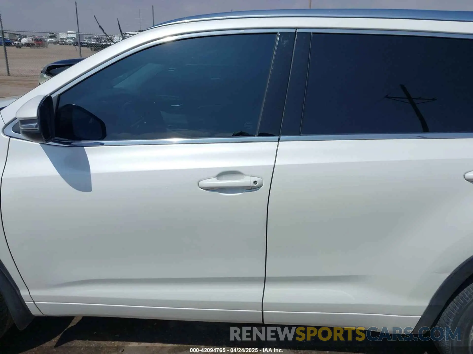 15 Photograph of a damaged car 5TDDZRFH5KS958544 TOYOTA HIGHLANDER 2019