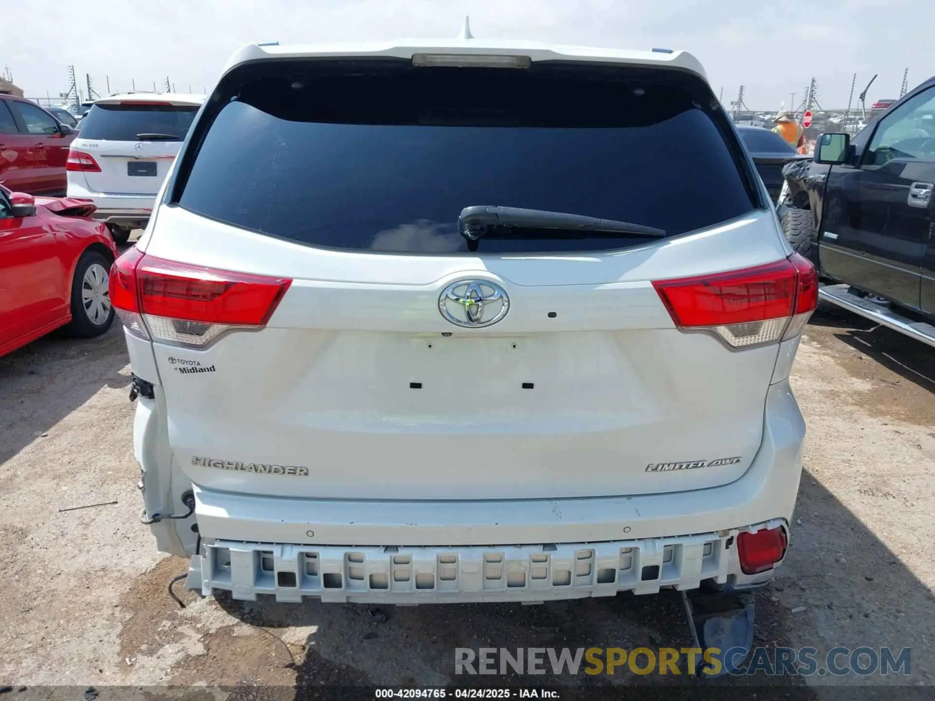 17 Photograph of a damaged car 5TDDZRFH5KS958544 TOYOTA HIGHLANDER 2019