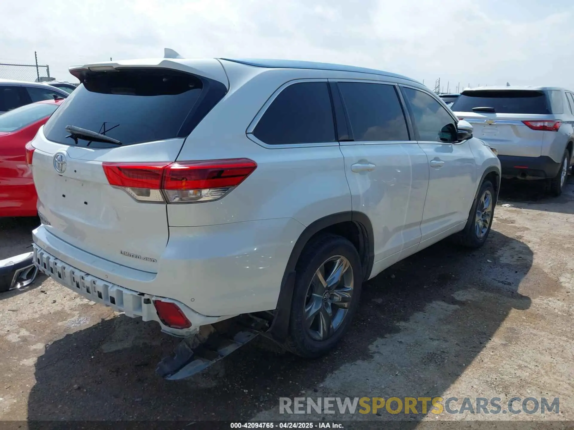 4 Photograph of a damaged car 5TDDZRFH5KS958544 TOYOTA HIGHLANDER 2019