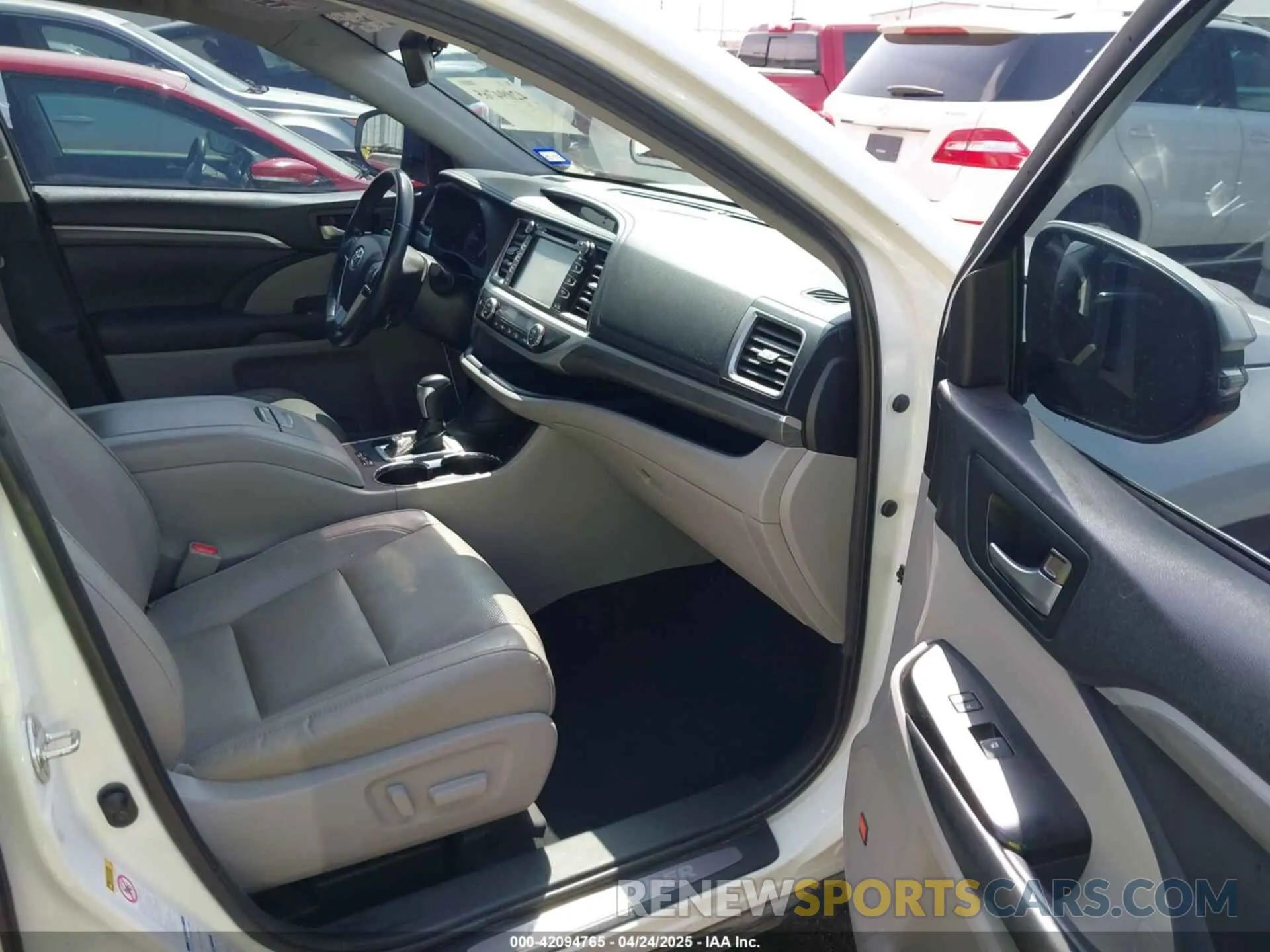 5 Photograph of a damaged car 5TDDZRFH5KS958544 TOYOTA HIGHLANDER 2019
