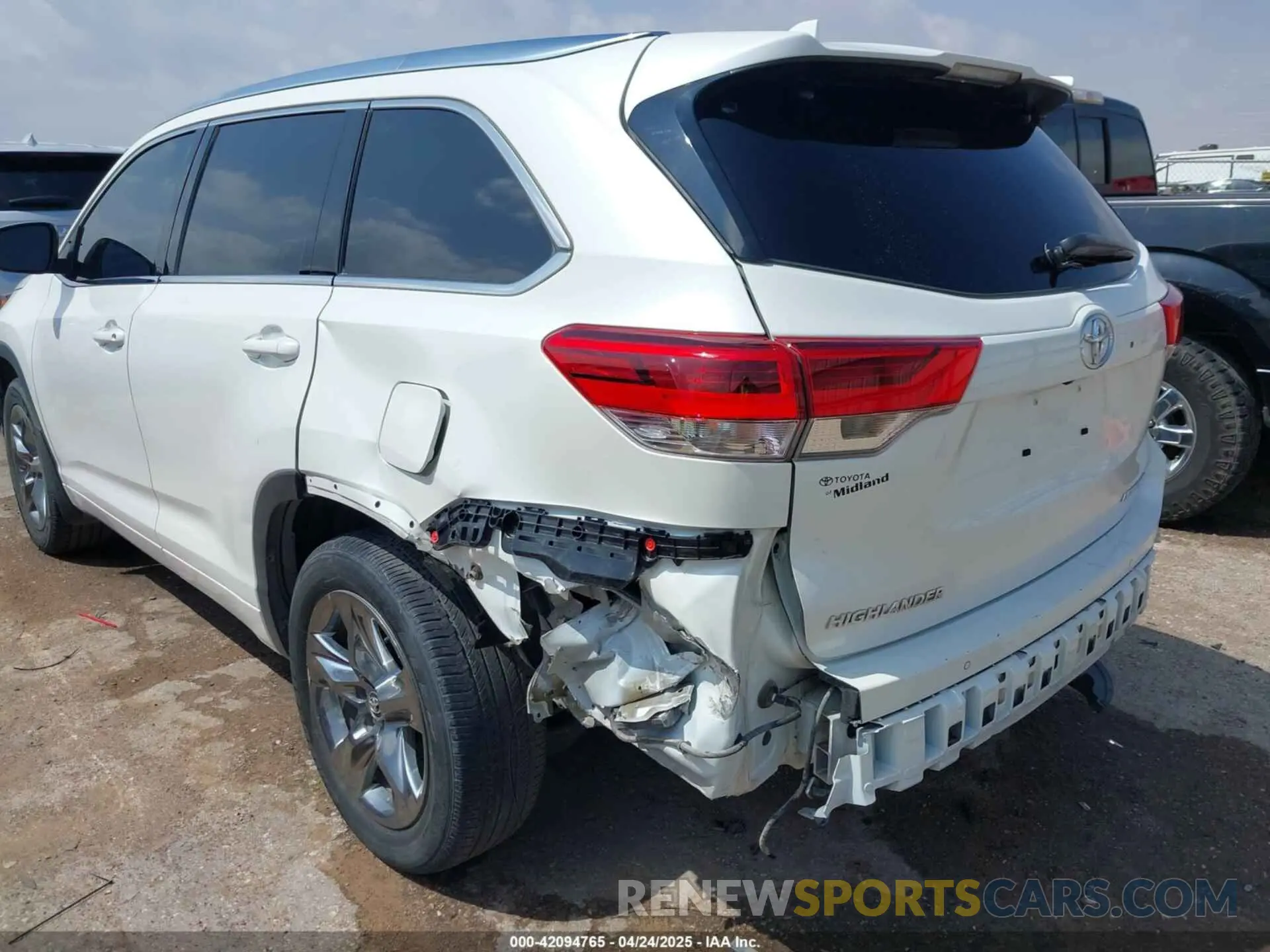 6 Photograph of a damaged car 5TDDZRFH5KS958544 TOYOTA HIGHLANDER 2019