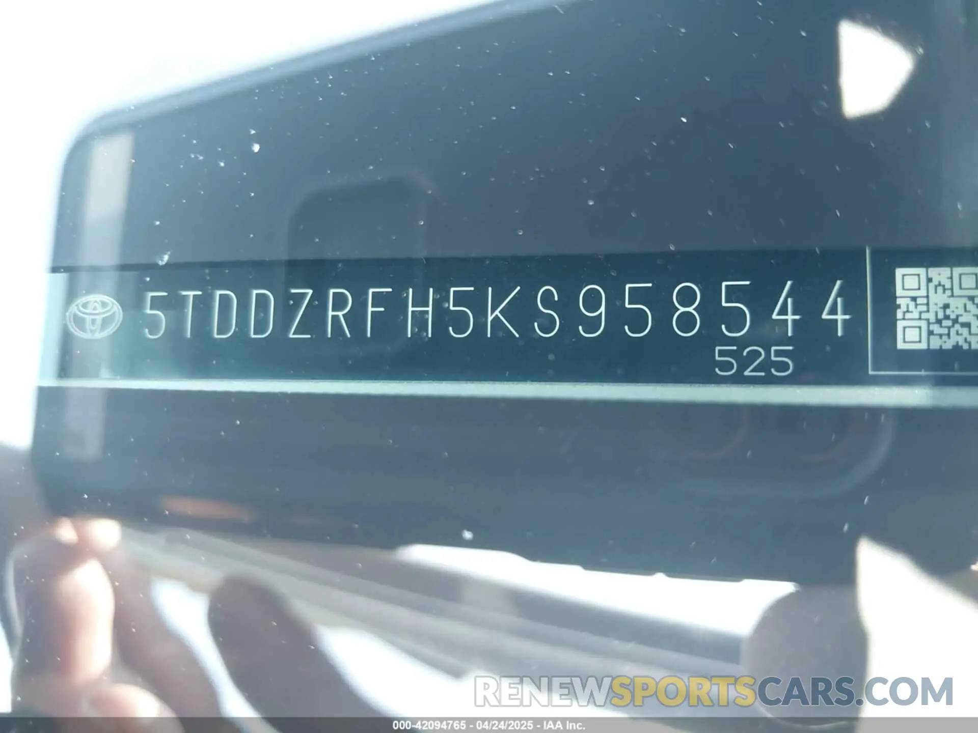 9 Photograph of a damaged car 5TDDZRFH5KS958544 TOYOTA HIGHLANDER 2019