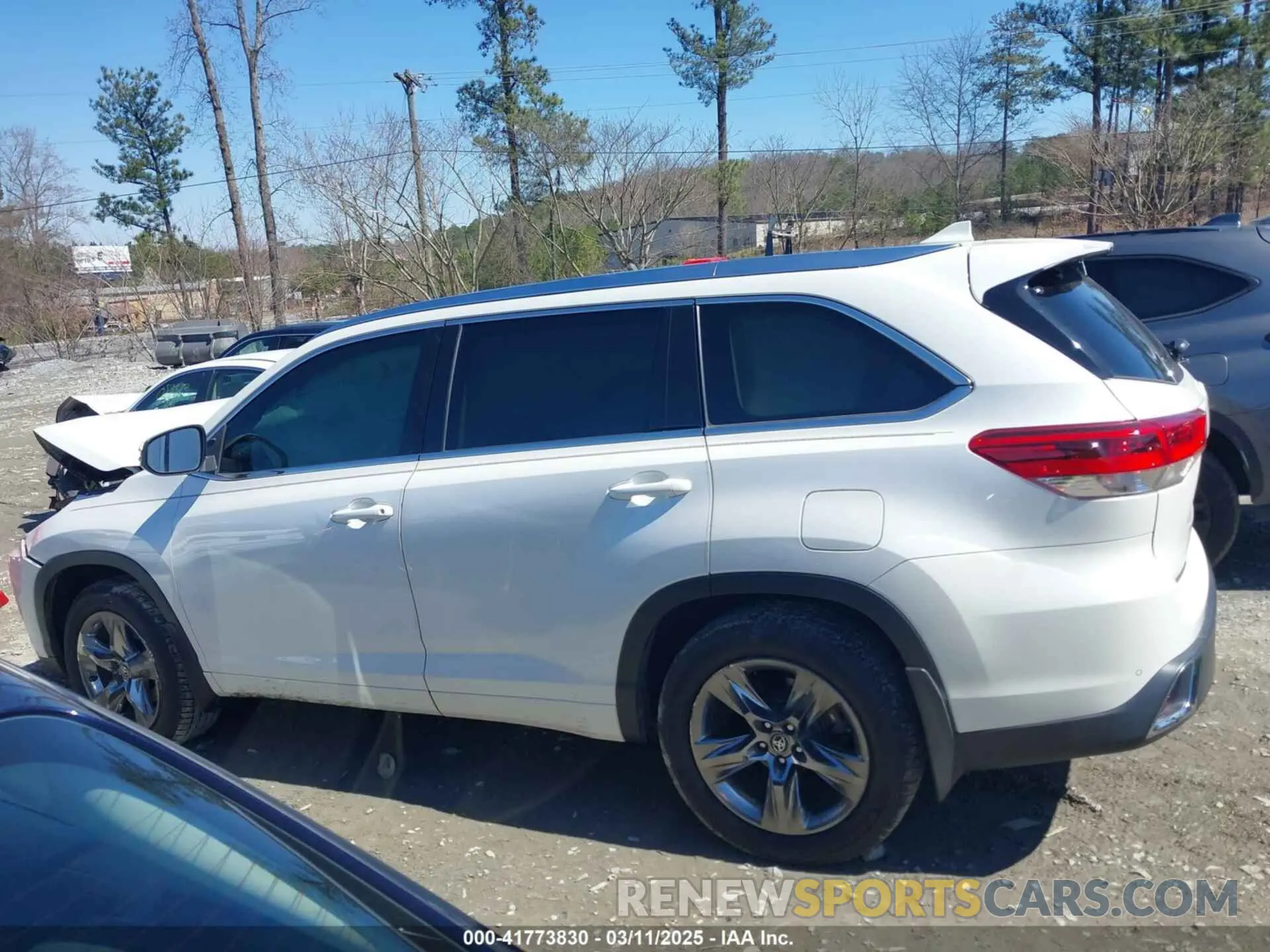 14 Photograph of a damaged car 5TDDZRFH5KS978941 TOYOTA HIGHLANDER 2019