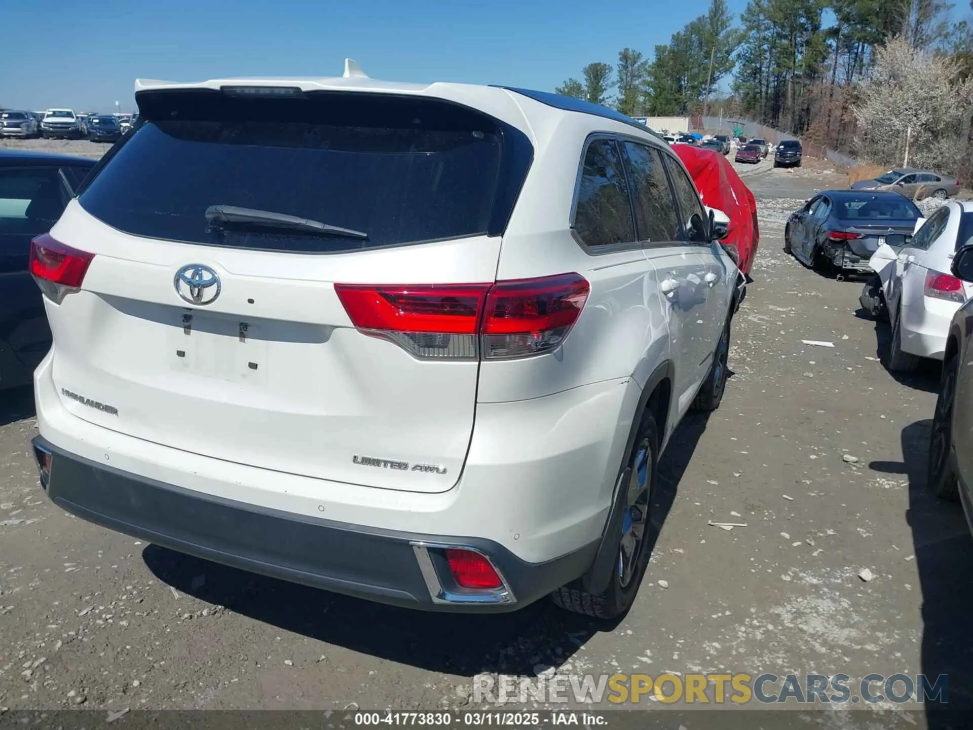 4 Photograph of a damaged car 5TDDZRFH5KS978941 TOYOTA HIGHLANDER 2019