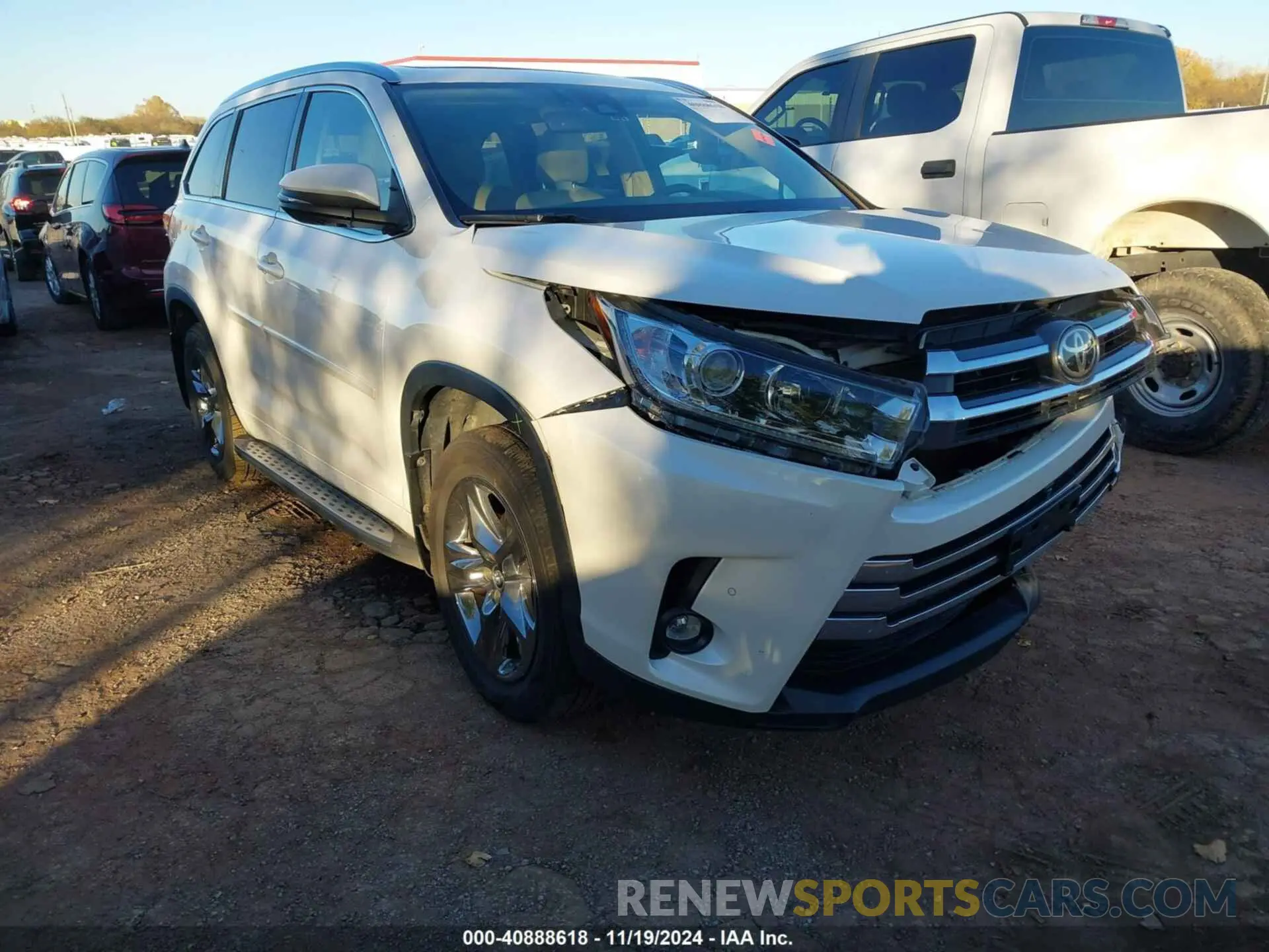 1 Photograph of a damaged car 5TDDZRFH6KS709945 TOYOTA HIGHLANDER 2019