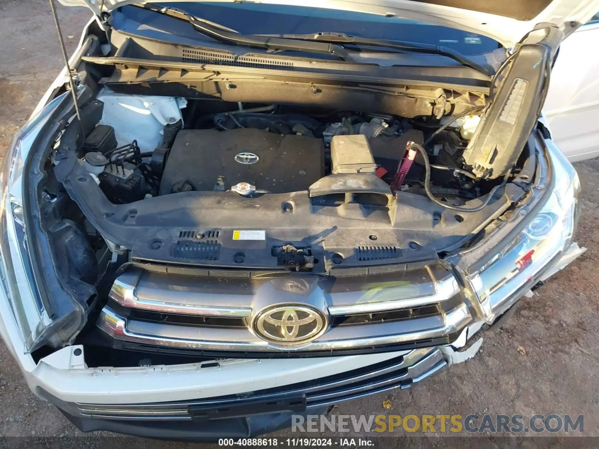 10 Photograph of a damaged car 5TDDZRFH6KS709945 TOYOTA HIGHLANDER 2019