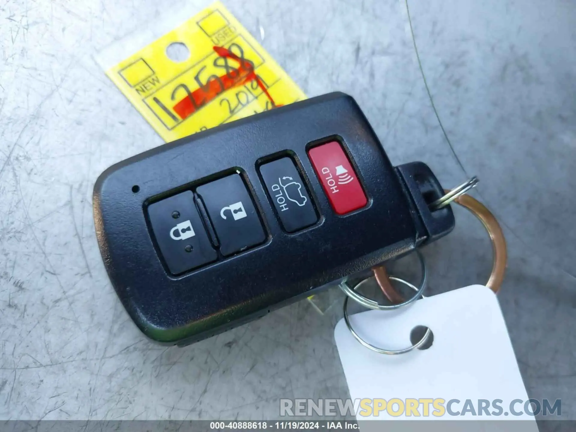 11 Photograph of a damaged car 5TDDZRFH6KS709945 TOYOTA HIGHLANDER 2019