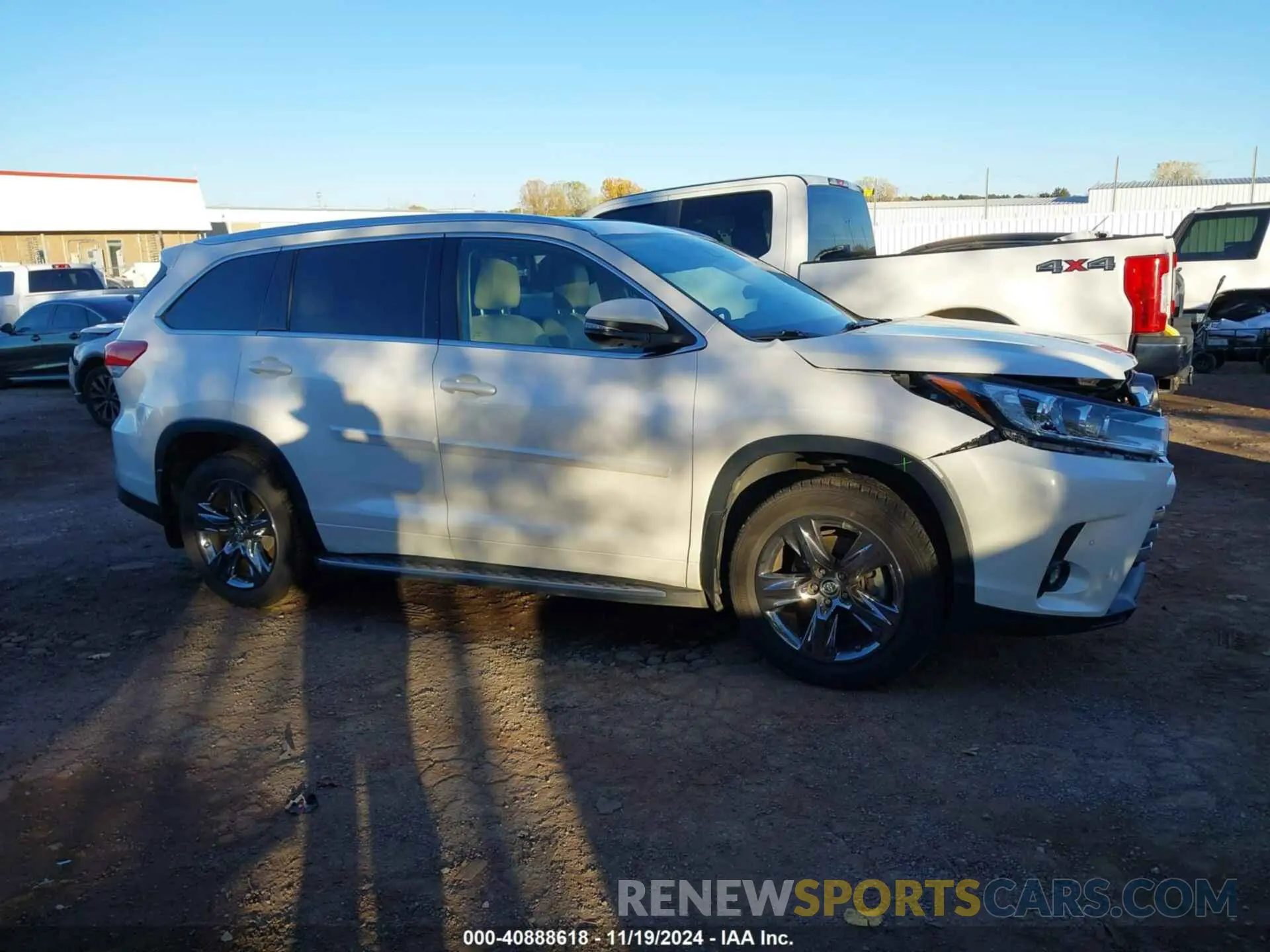13 Photograph of a damaged car 5TDDZRFH6KS709945 TOYOTA HIGHLANDER 2019