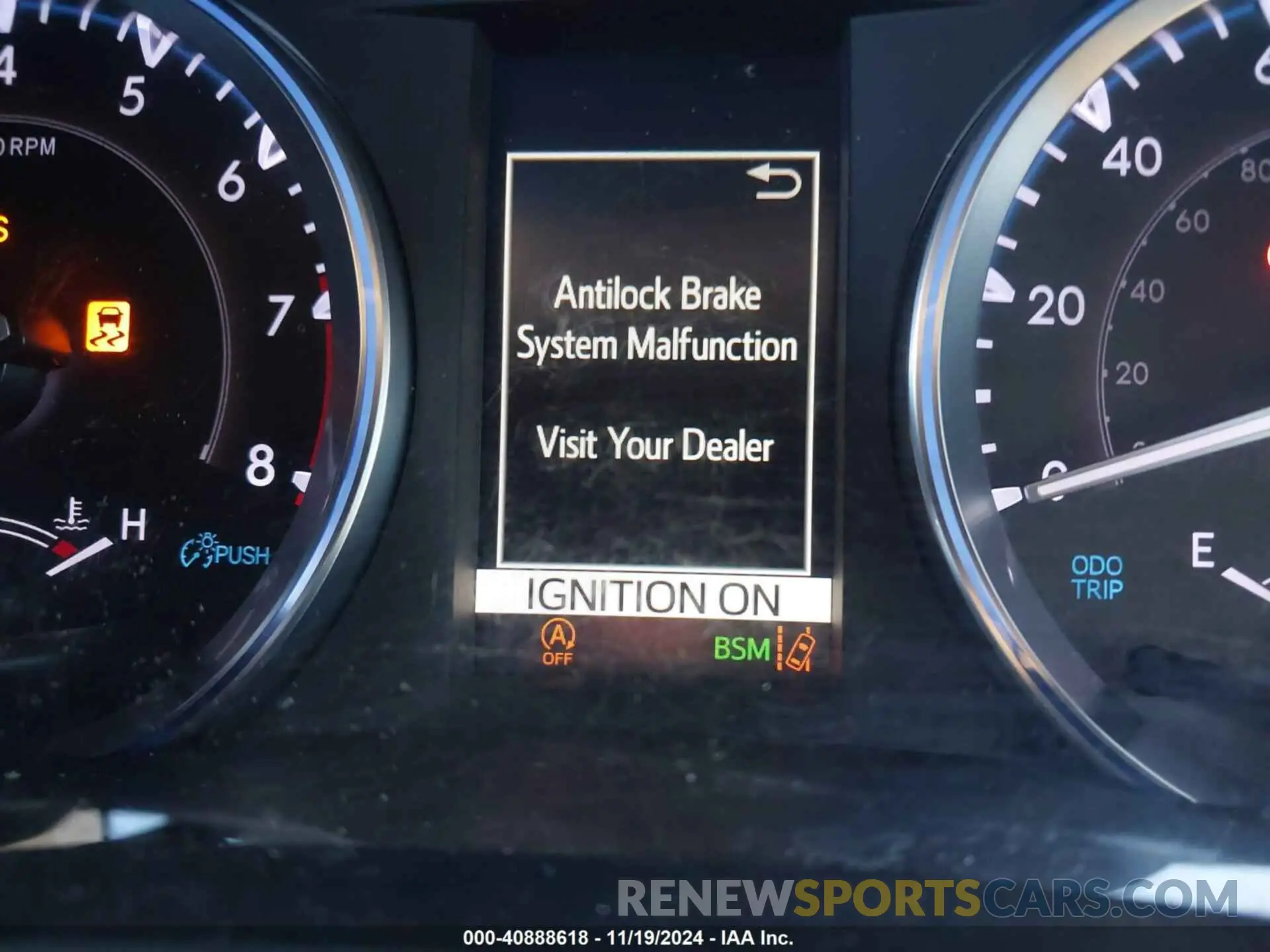 17 Photograph of a damaged car 5TDDZRFH6KS709945 TOYOTA HIGHLANDER 2019