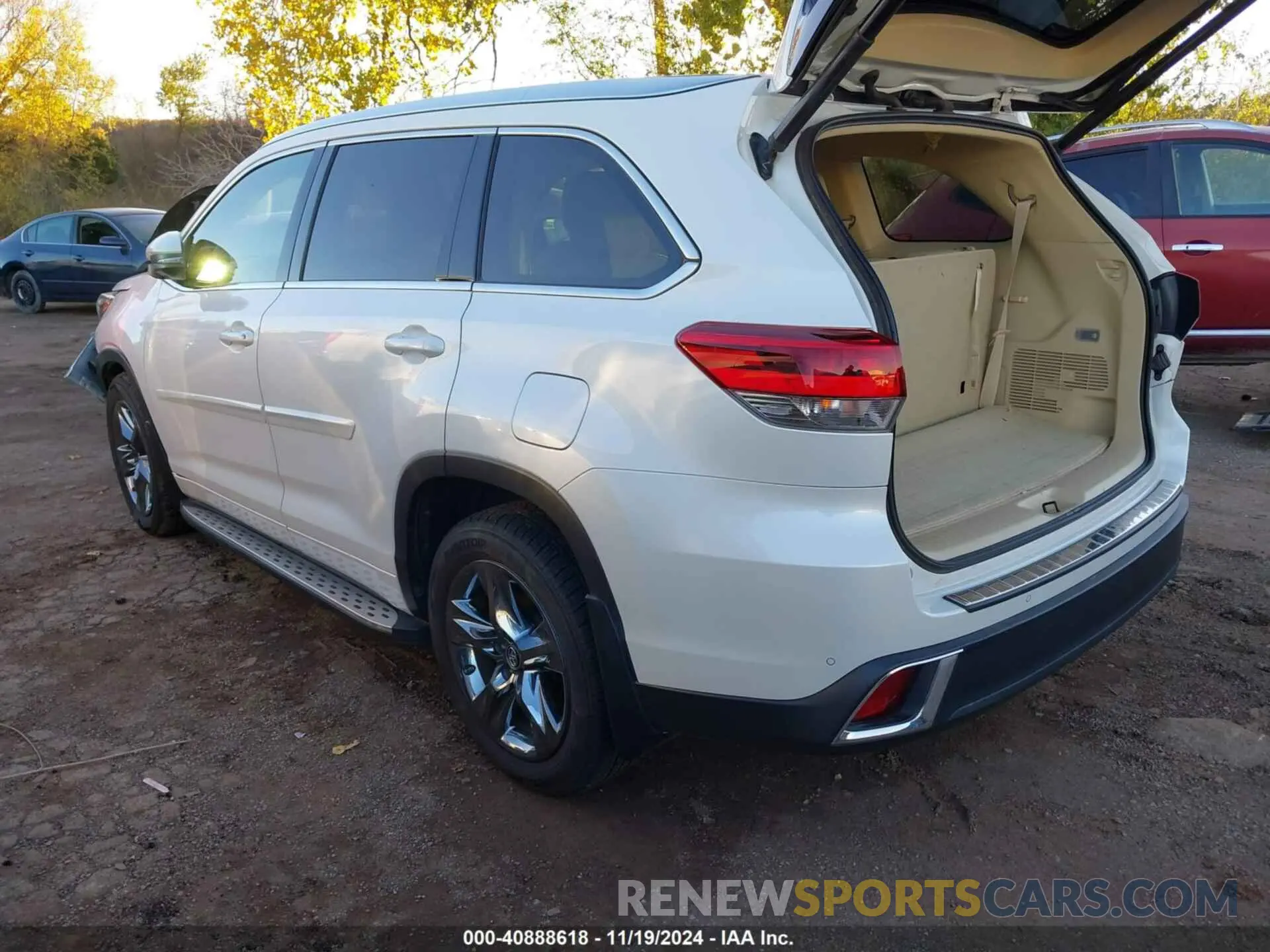 3 Photograph of a damaged car 5TDDZRFH6KS709945 TOYOTA HIGHLANDER 2019