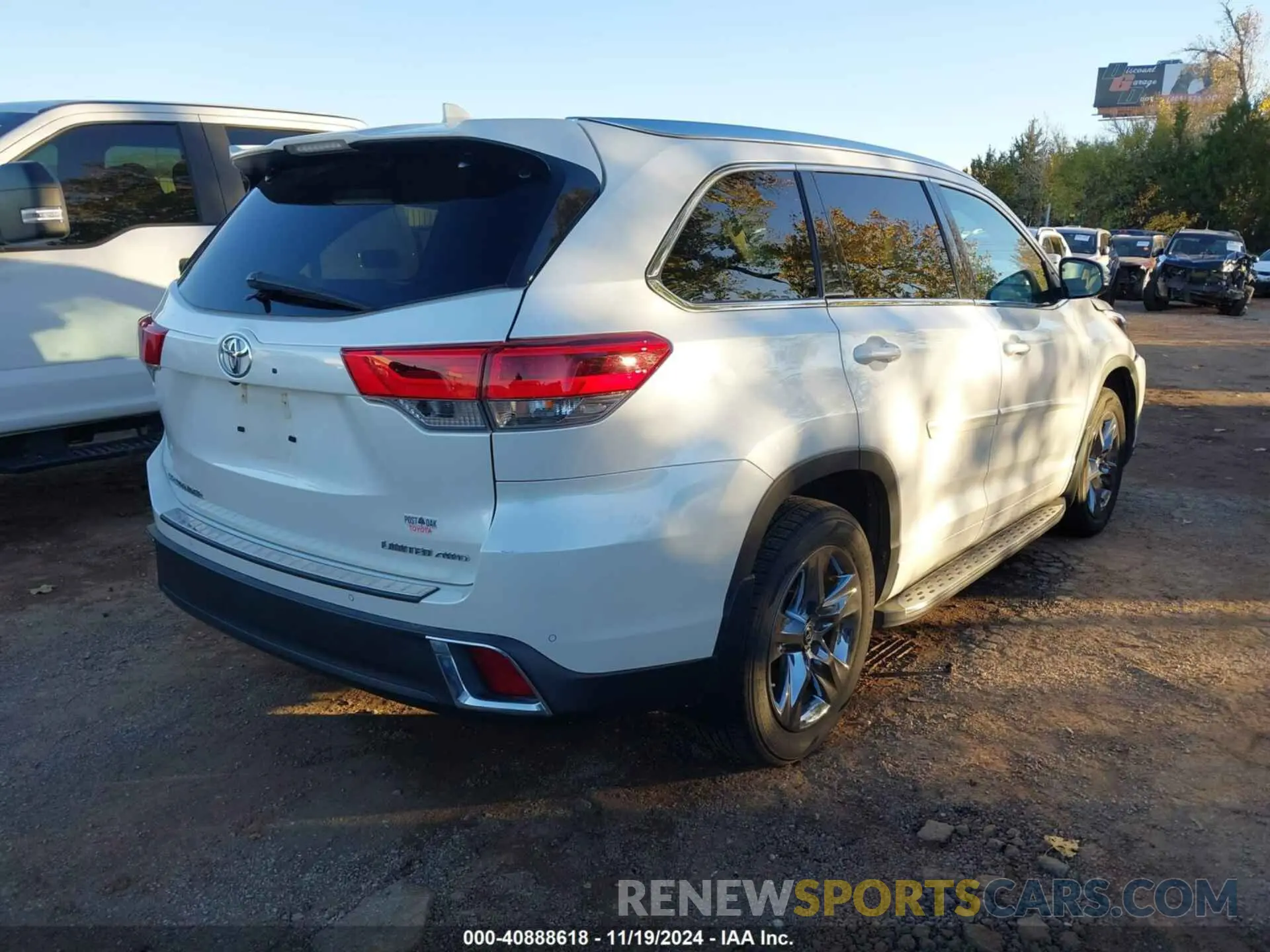 4 Photograph of a damaged car 5TDDZRFH6KS709945 TOYOTA HIGHLANDER 2019