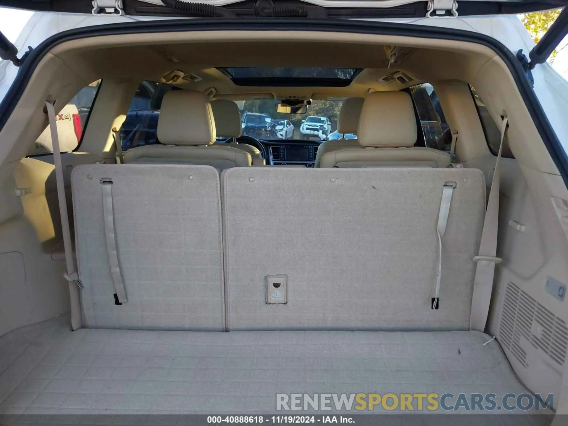 8 Photograph of a damaged car 5TDDZRFH6KS709945 TOYOTA HIGHLANDER 2019