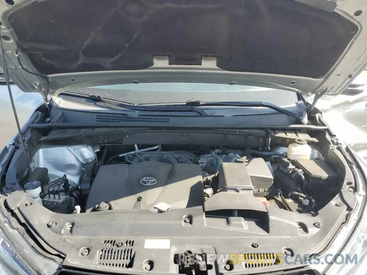 12 Photograph of a damaged car 5TDDZRFH6KS712523 TOYOTA HIGHLANDER 2019