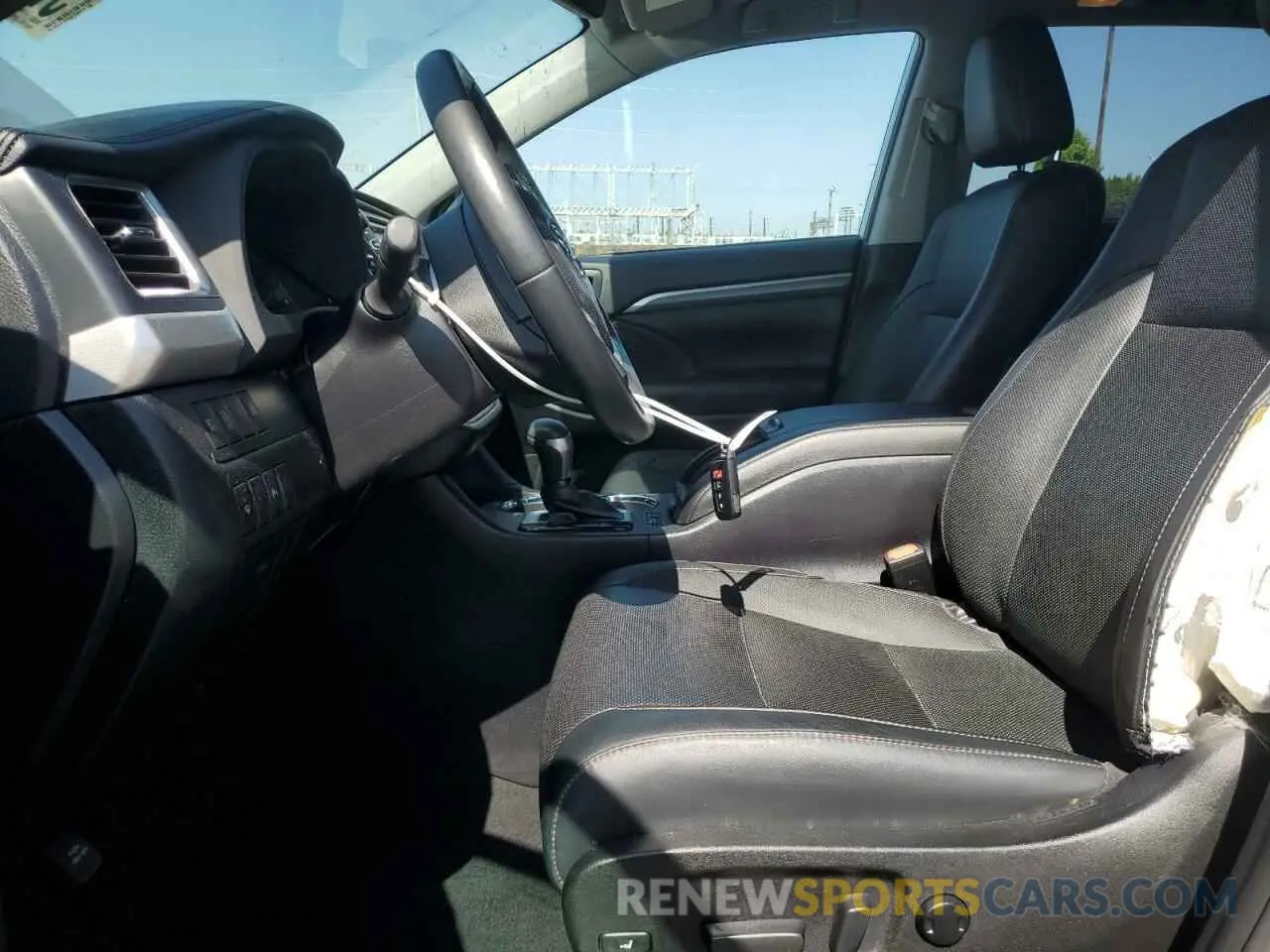 7 Photograph of a damaged car 5TDDZRFH6KS712523 TOYOTA HIGHLANDER 2019