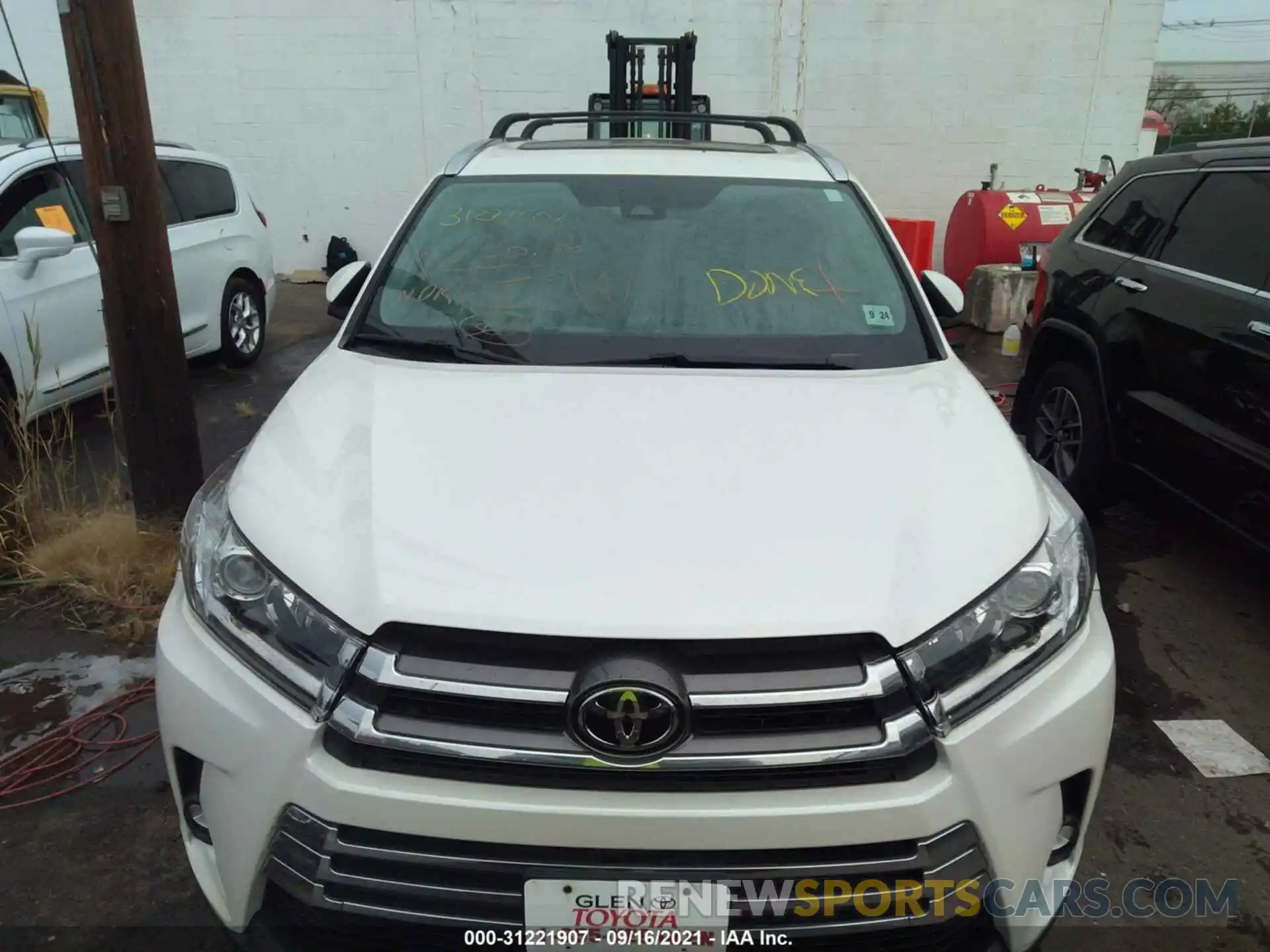 6 Photograph of a damaged car 5TDDZRFH6KS726728 TOYOTA HIGHLANDER 2019