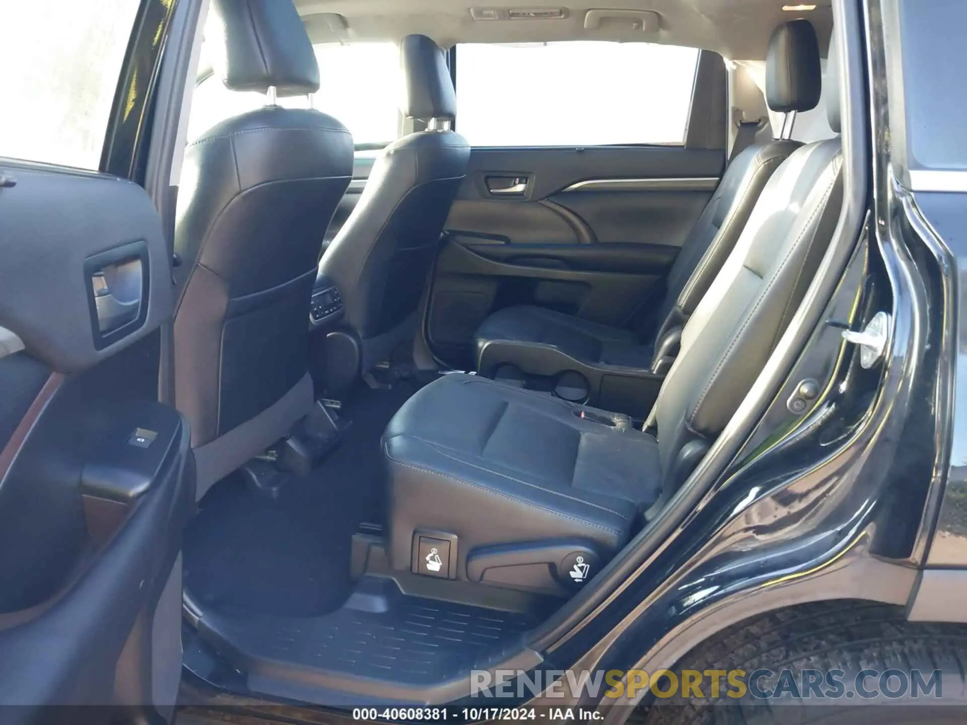 8 Photograph of a damaged car 5TDDZRFH6KS735090 TOYOTA HIGHLANDER 2019